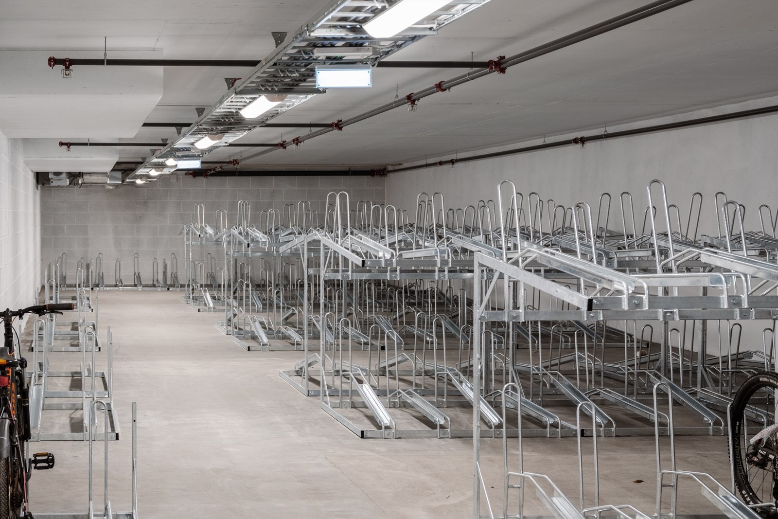 Stor, innendørs sykkelparkering i borettslaget. Galleribilde