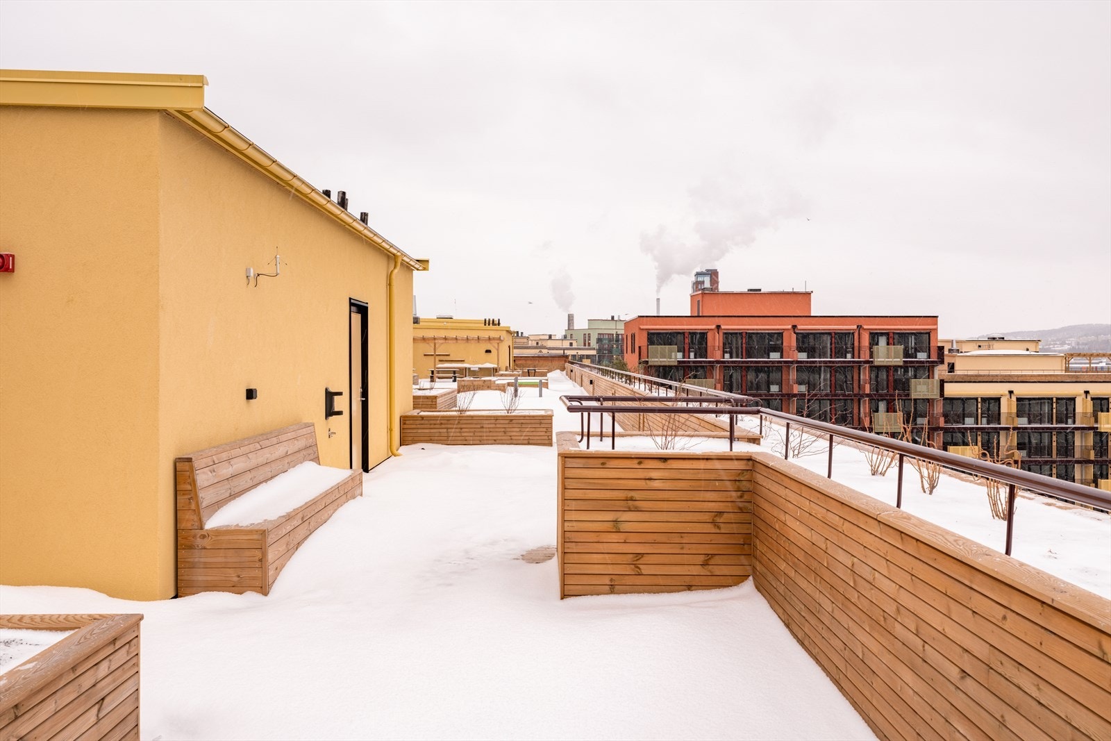 På taket er en stor, flott takterrasse med uslåelige solforhold og god plass til sosiale lag. Galleribilde