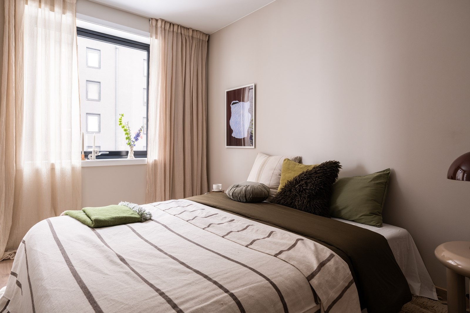 Et lunt og behagelig soverom med god plass til dobbeltseng og nattbord. Galleribilde