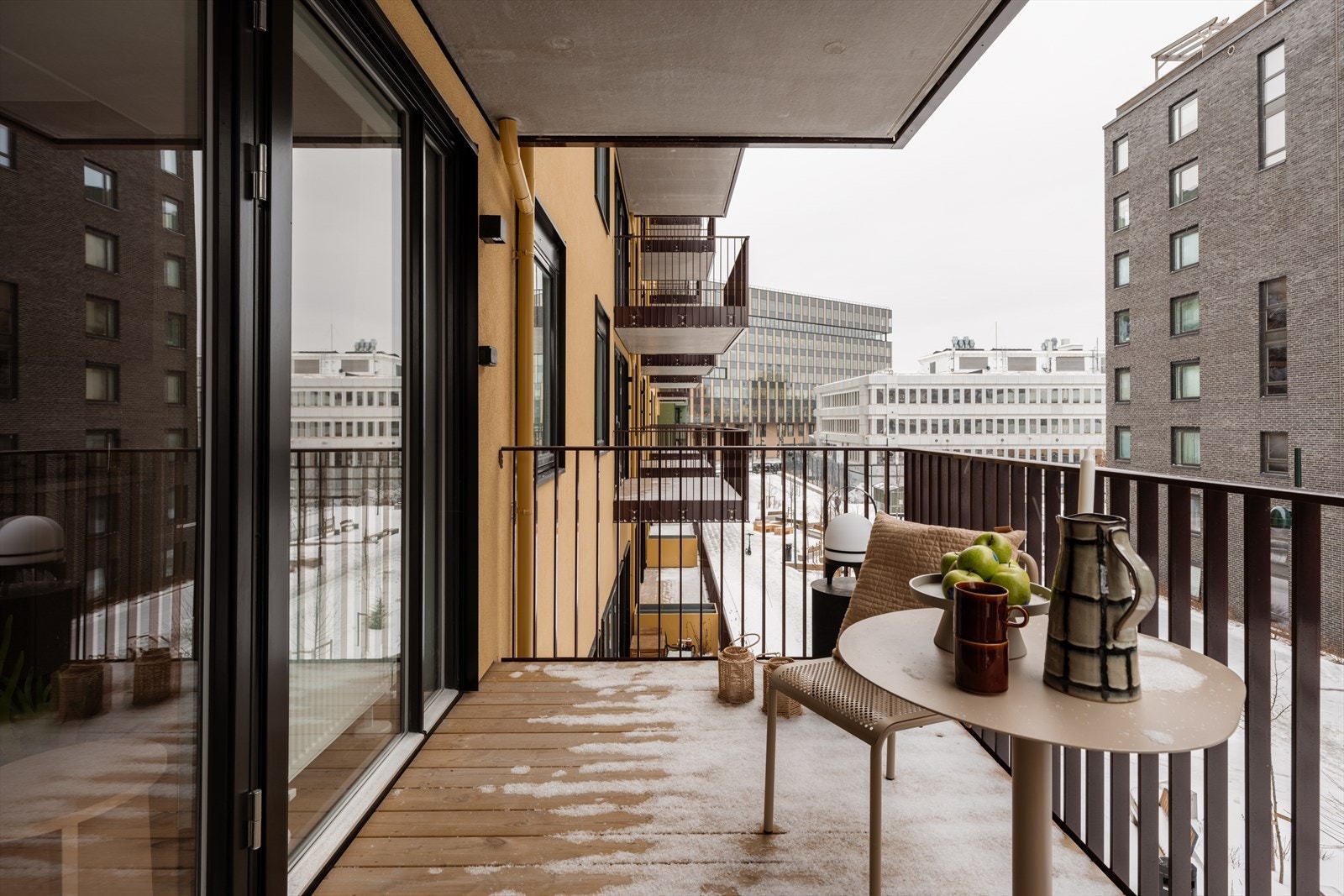 Balkongen er overbygget, og kan derfor også nytes utover sensommeren og høsten. Galleribilde