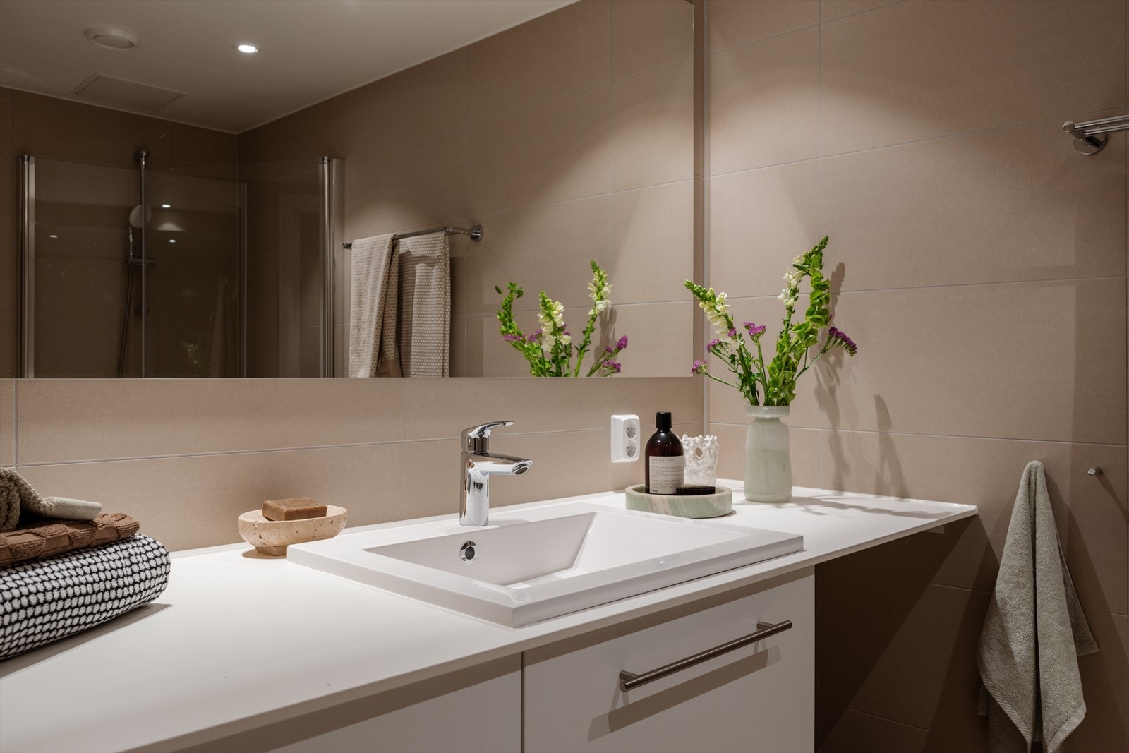 Rikelig med lagringsplass og egen nisje for vaskemaskinen. Galleribilde