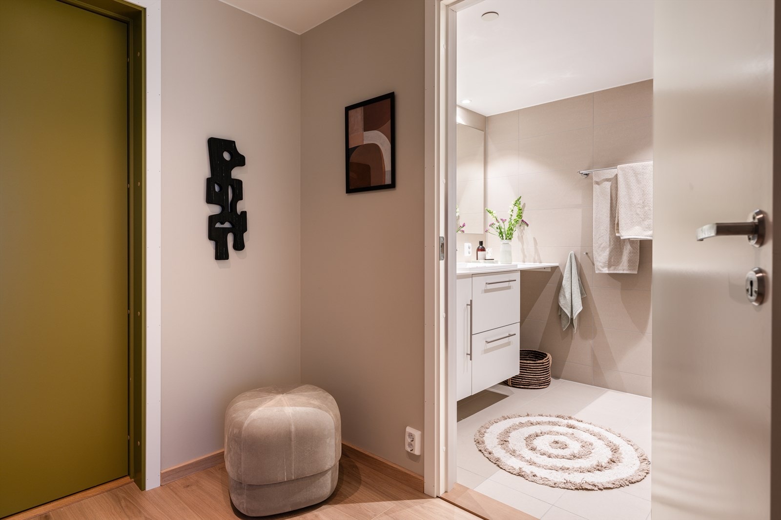 Fra gangen er det adkomst til leilighetens lekre baderom. Galleribilde