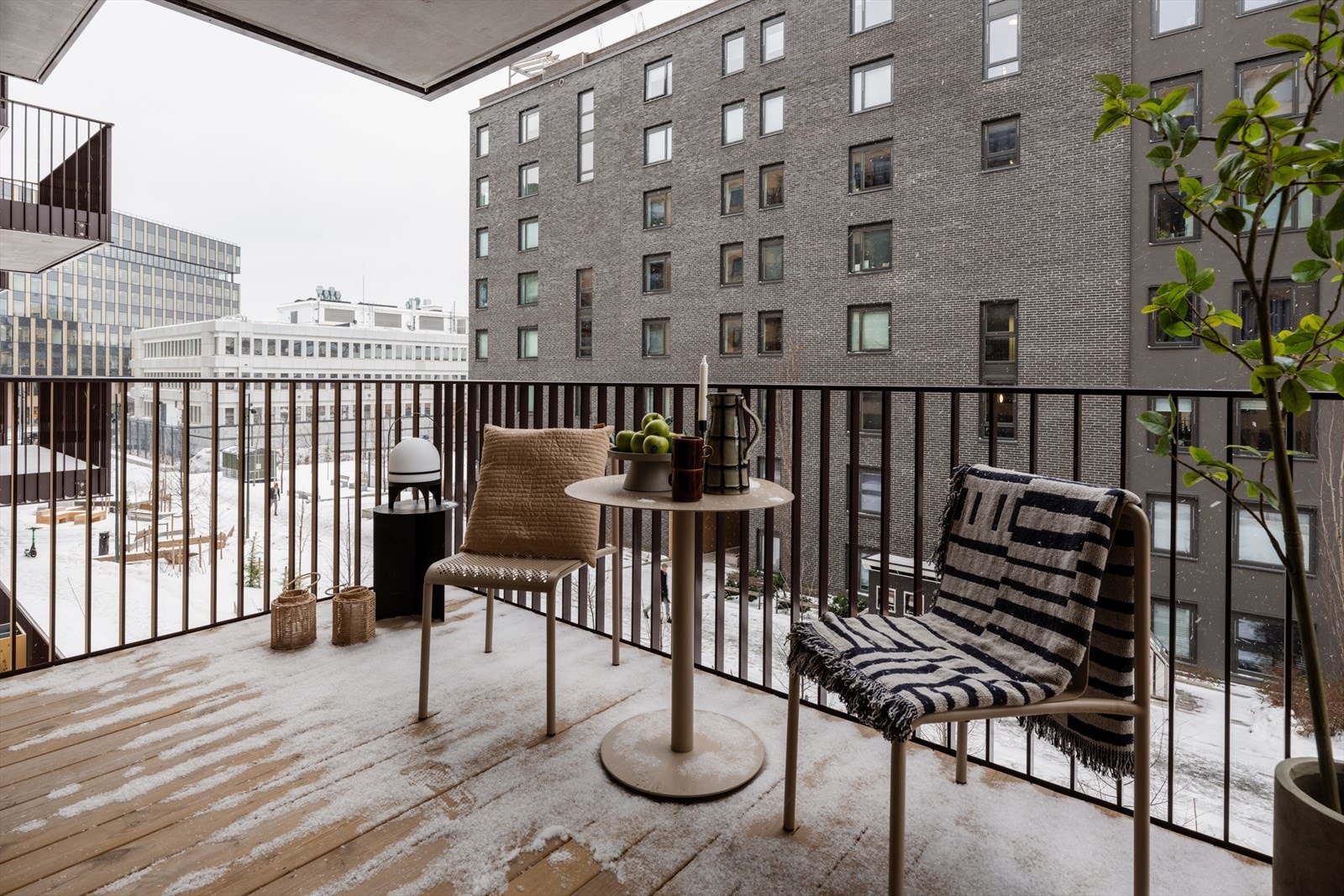 Utgang til en nordvestvendt balkong på 7 m² med god plass til utemøbler. Galleribilde