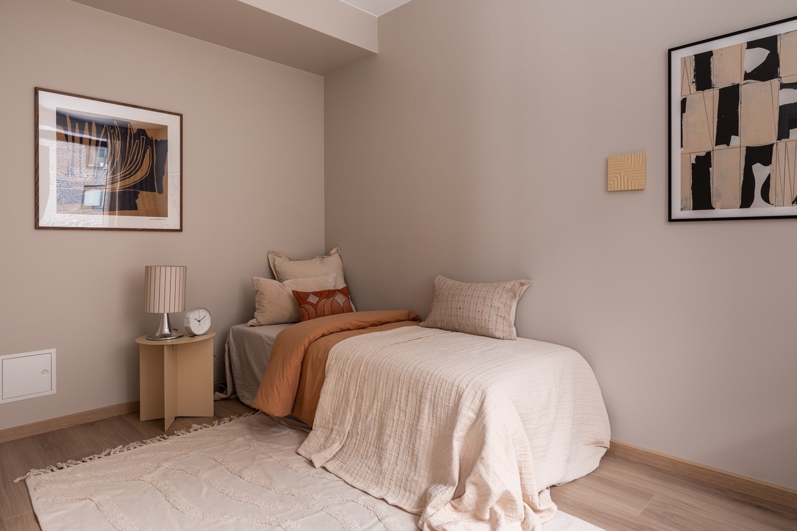 Et delikat soverom med mange bruksmuligheter - kanskje et barnerom, gjesterom eller kontor? Galleribilde