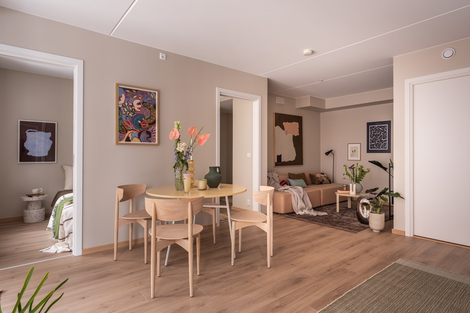 Planløsningen byr på naturlige soner og god plass til både spisebord og sofagruppe. Galleribilde