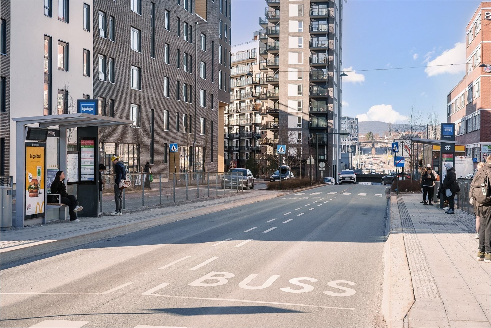 Nærområdet har gode kollektivforbindelser som gjør det enkelt å komme seg rundt. Galleribilde