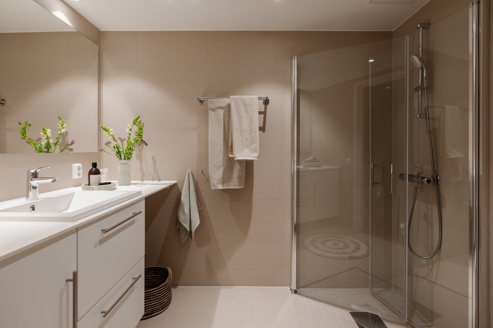 Badet har store, lyse fliser og deilig varme i gulvet. Galleribilde