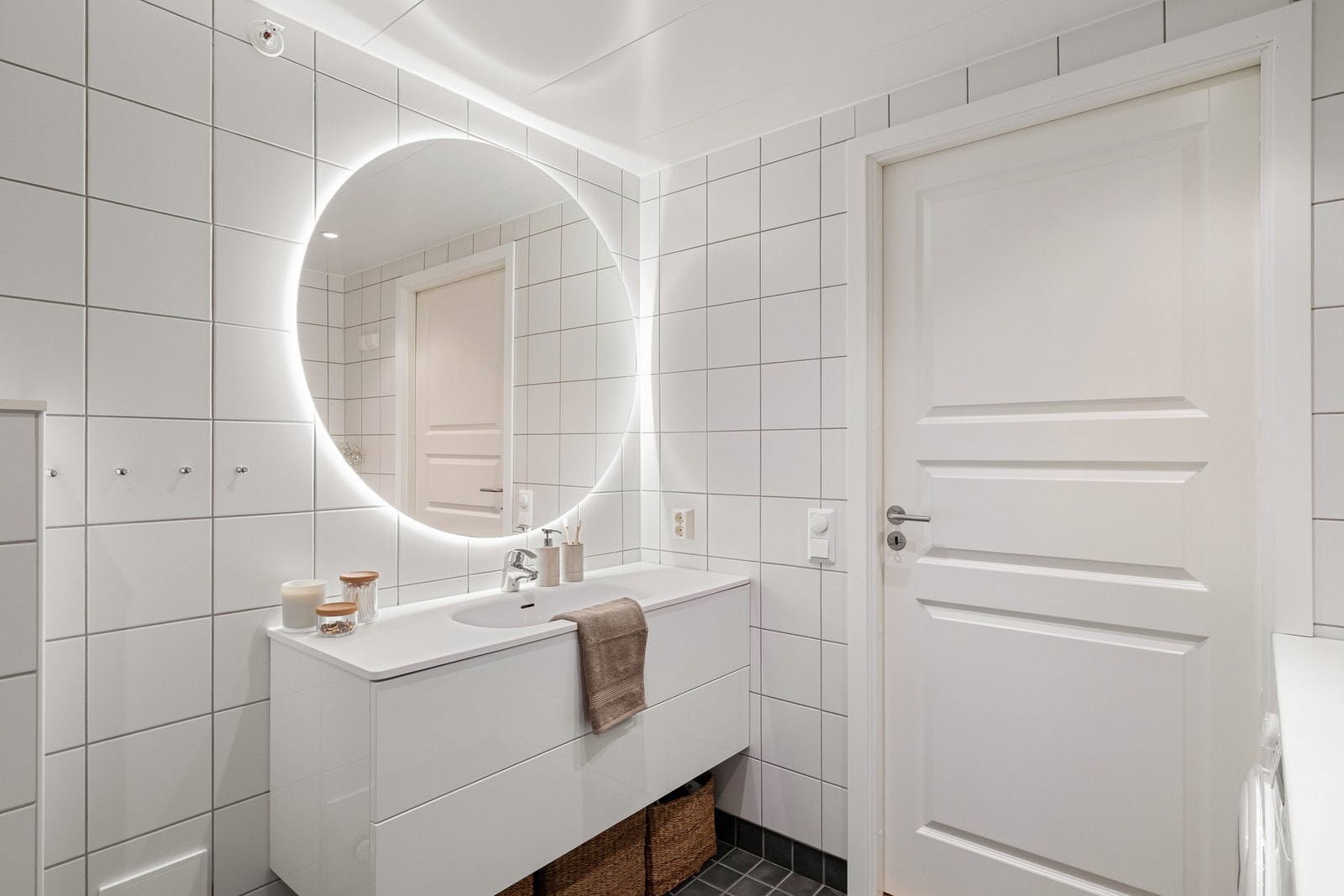 Romslig og helfliset bad med tidløst og moderne uttrykk. Galleribilde