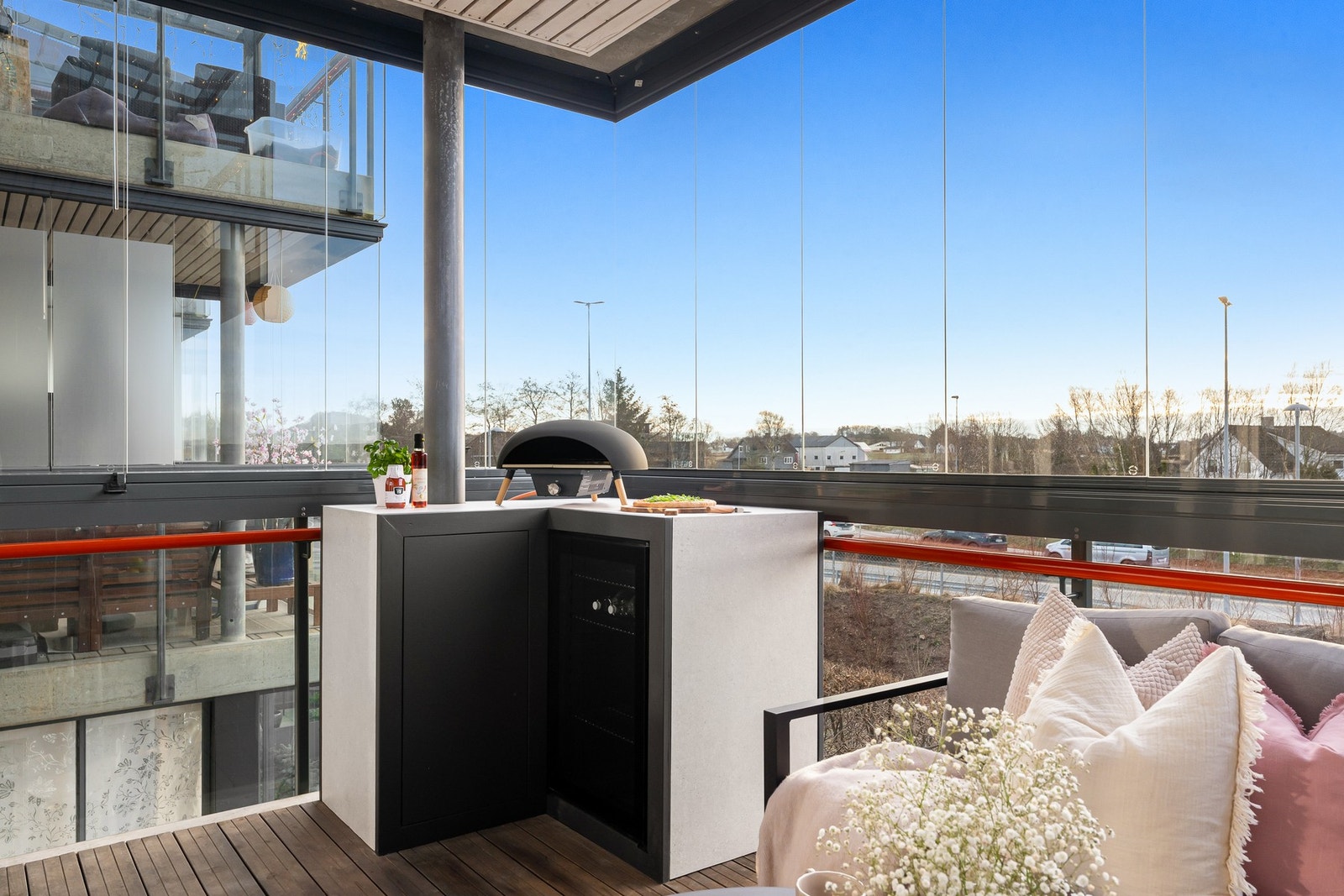 Her har man god plass til å innrede med sofagruppe, spiseplass eller utekjøkken. Galleribilde