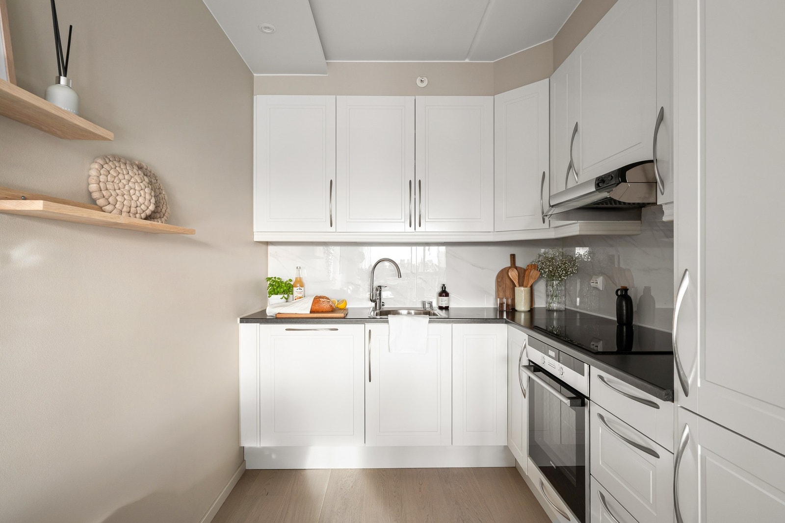 Kjøkkenet fra Norema ligger delvis skjermet, men samtidig åpent mot stuen. Galleribilde