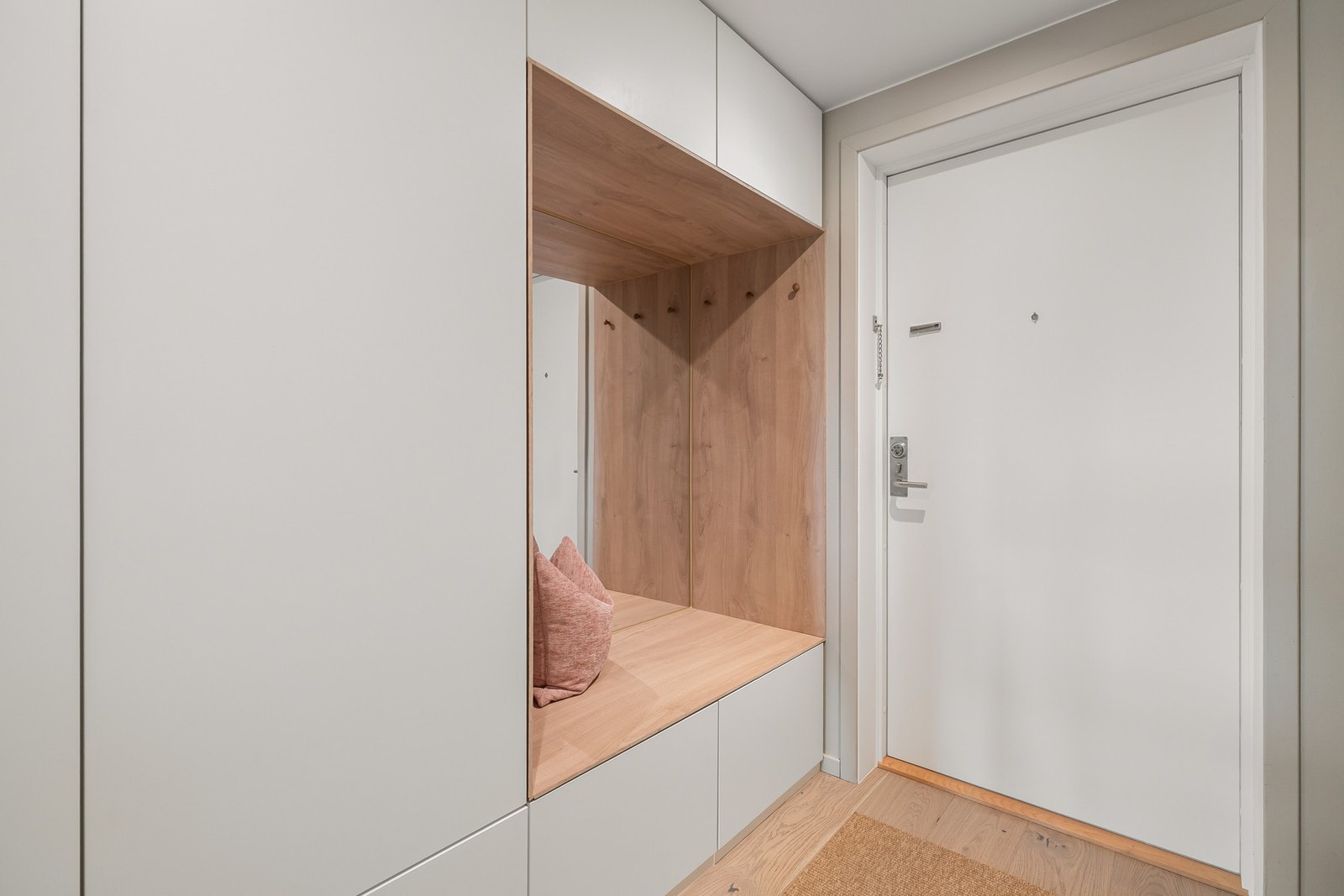 Overflatene holder en moderne og gjennomført stil med lyse vegger og parkett fra 2021 på gulv, som videreføres sømløst inn i resten av boligen. Galleribilde