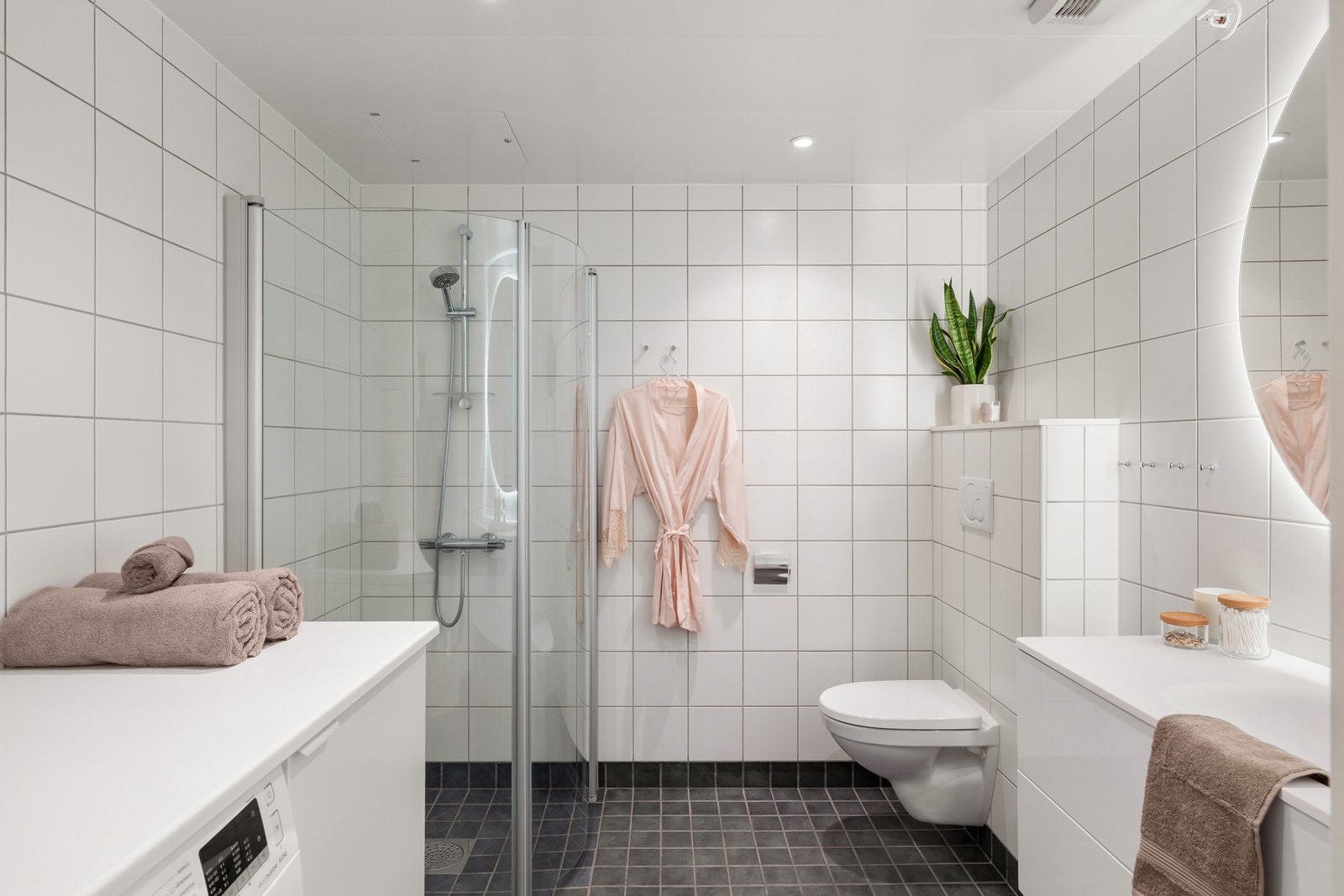 yse vegger kombinert med mørkere gulv gir et stilrent preg. Badet er utstyrt med ny baderomsinnredning med god oppbevaring, speil, vegghengt toalett alt fra 2025. Galleribilde