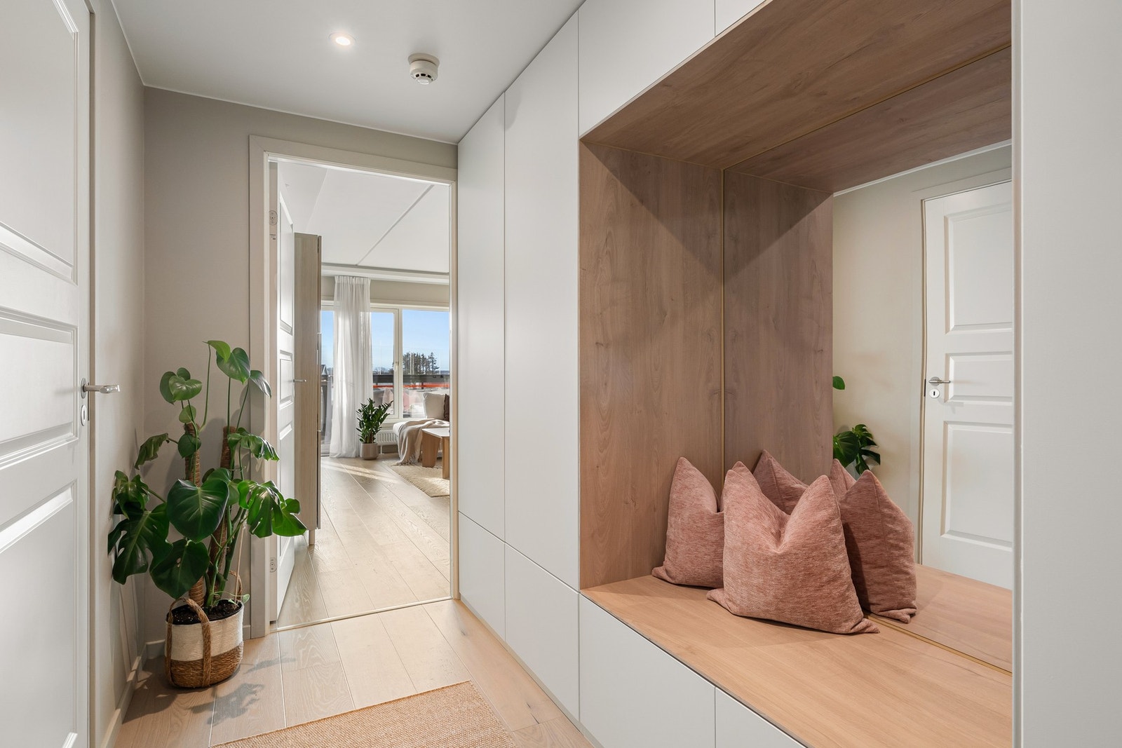 I entrèen har man en plassbygget garderobeløsning som gir rikelig med oppbevaring av yttertøy og sko. Galleribilde