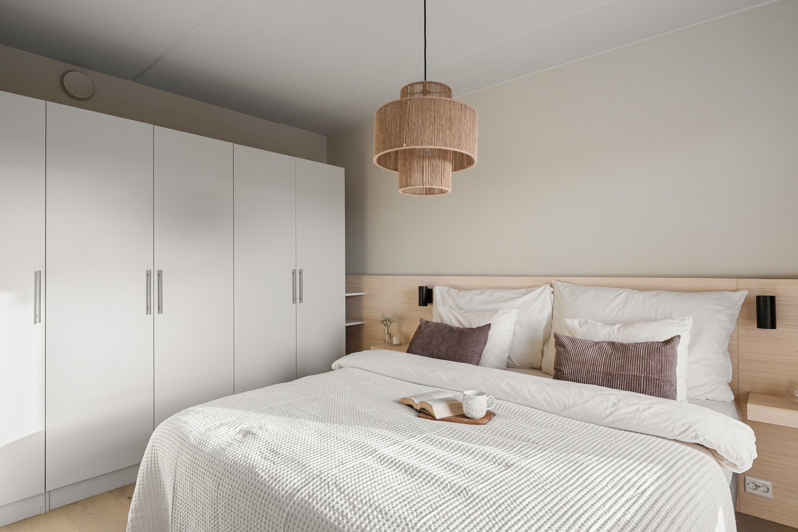 Soverommet er rolig og harmonisk med god plass til dobbeltseng, nattbord og garderobeløsning. Galleribilde