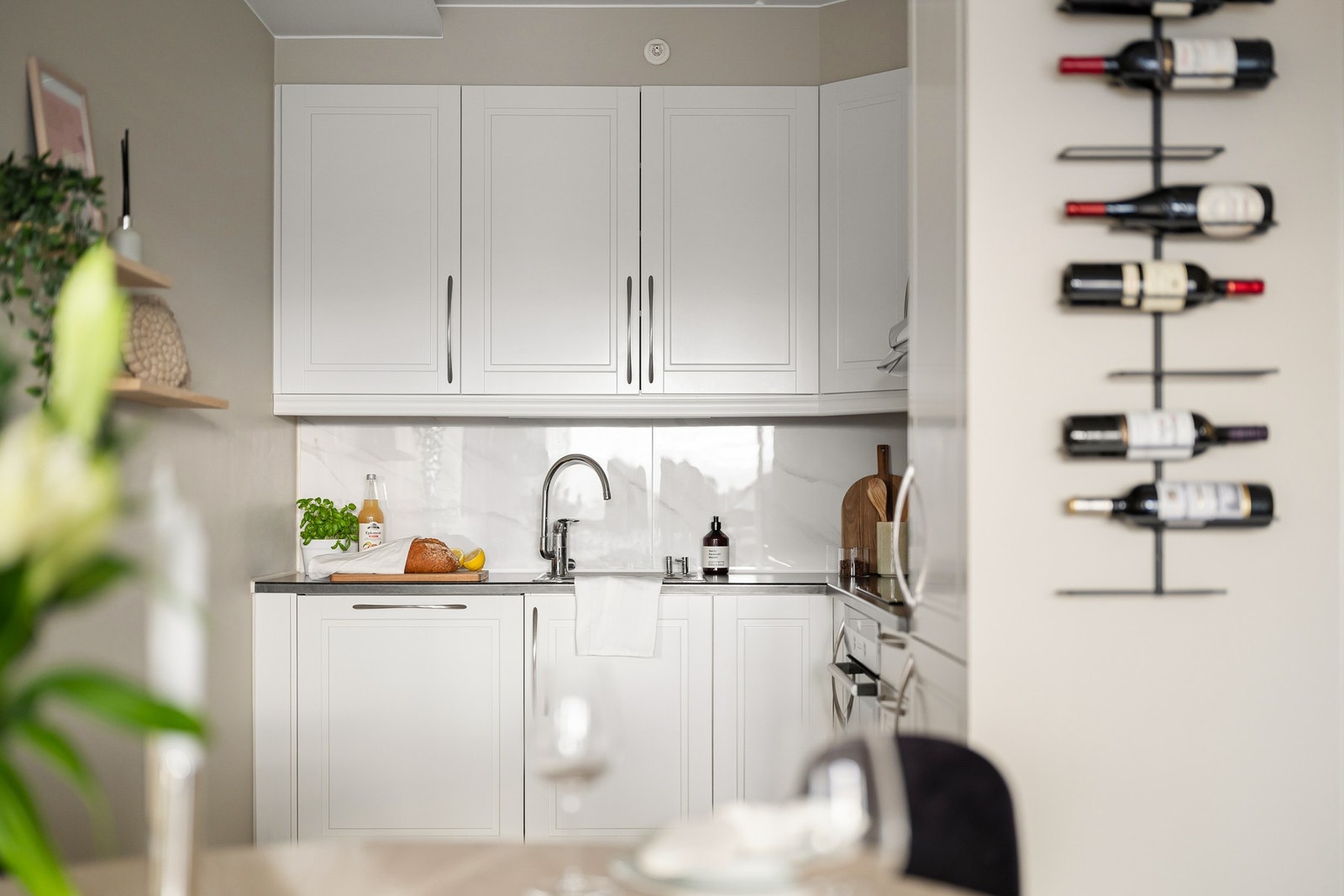 Innredningen har slette fronter og god skap og benkeplass. Galleribilde