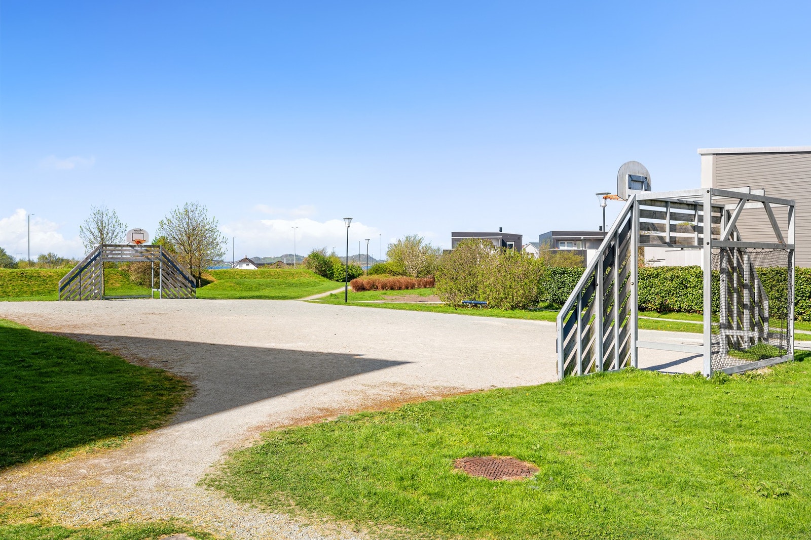 I tillegg er det gangavstand til matbutikk og bare 2 km til Universitetet i Stavanger med tilhørende treningssenter. Galleribilde