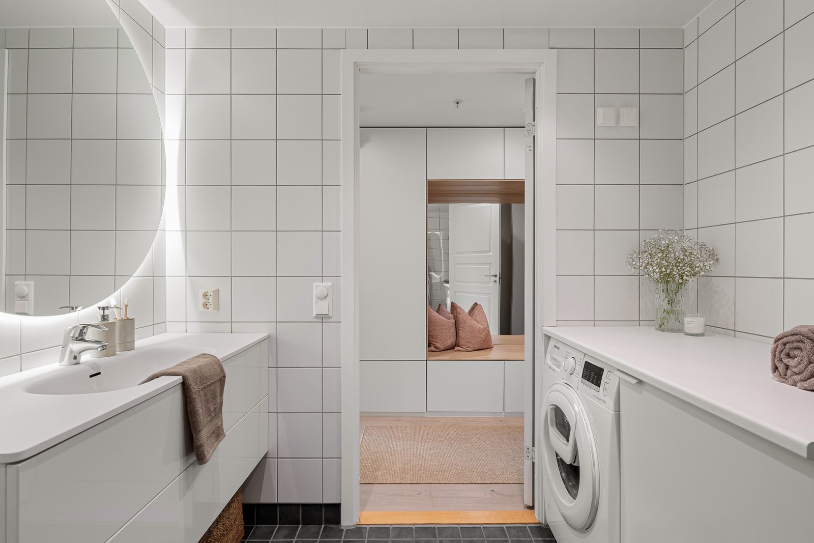 Badet har også opplegg for vaskemaskin med praktisk benkeplass over. Galleribilde