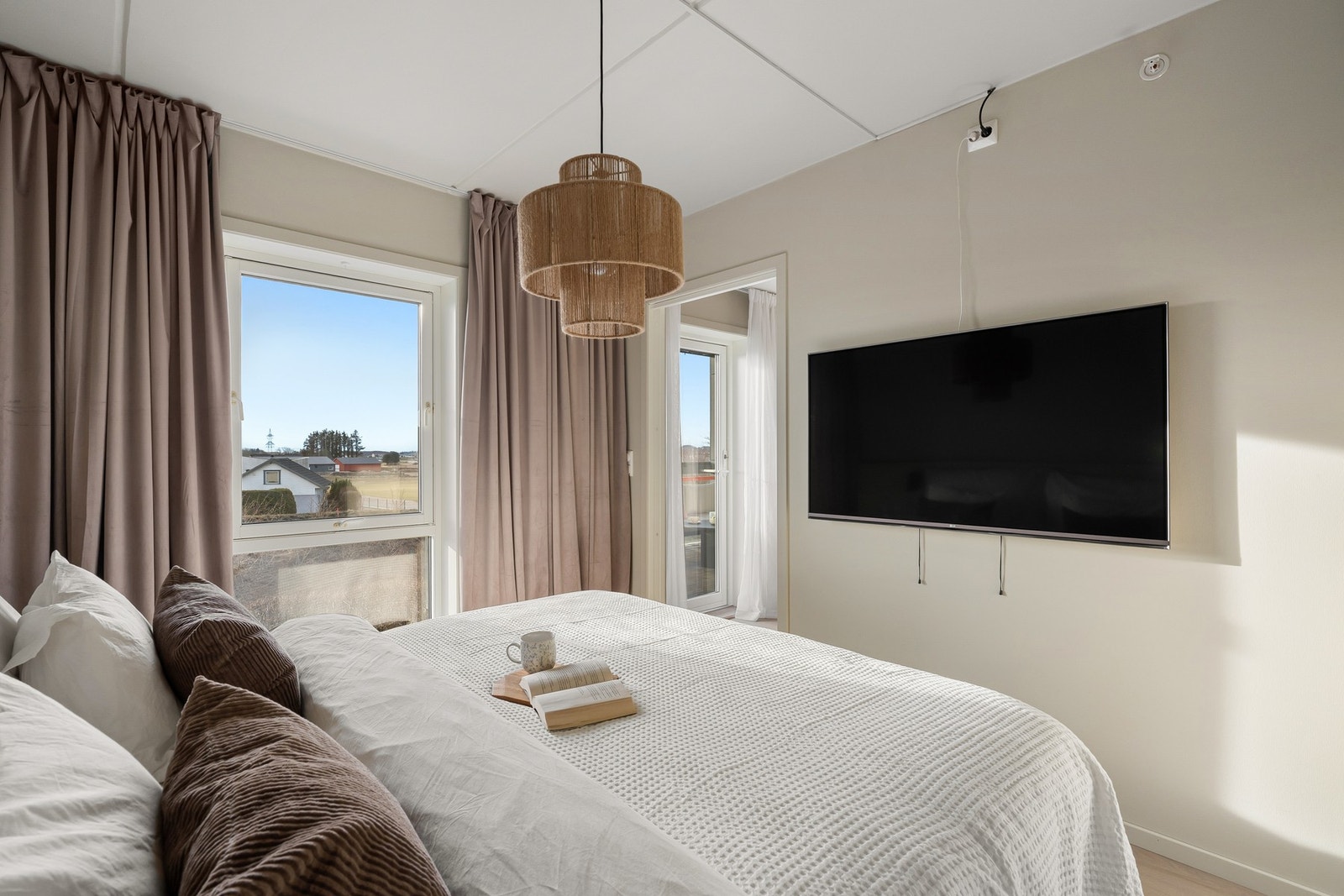 Rommet oppleves lunt og innbydende med gjennomført fargevalg og dempet belysning som gir hotellfølelse. Galleribilde