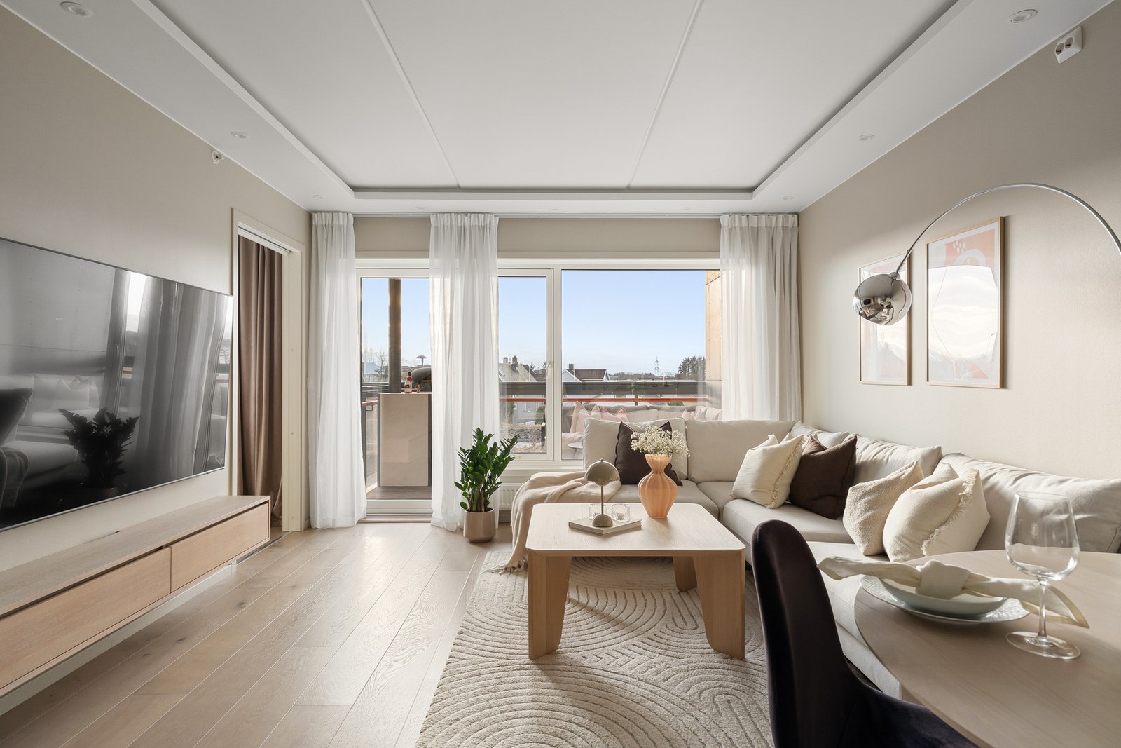 Stuen har en lun og moderne atmosfære med nedforet himling med downlights som gir behagelig belysning. Galleribilde