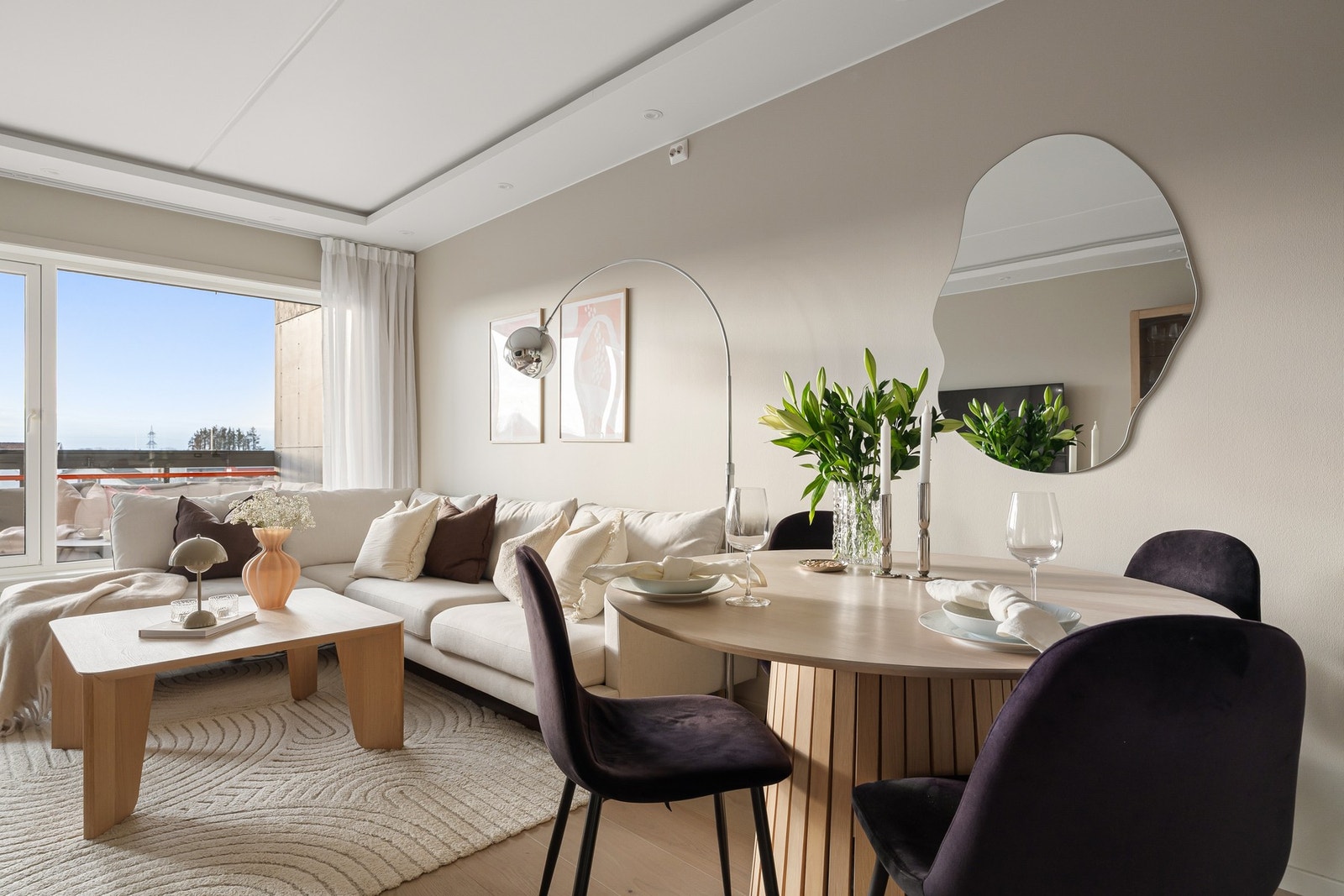 Stuen har god plass til både sofa- og spisegruppe. Galleribilde