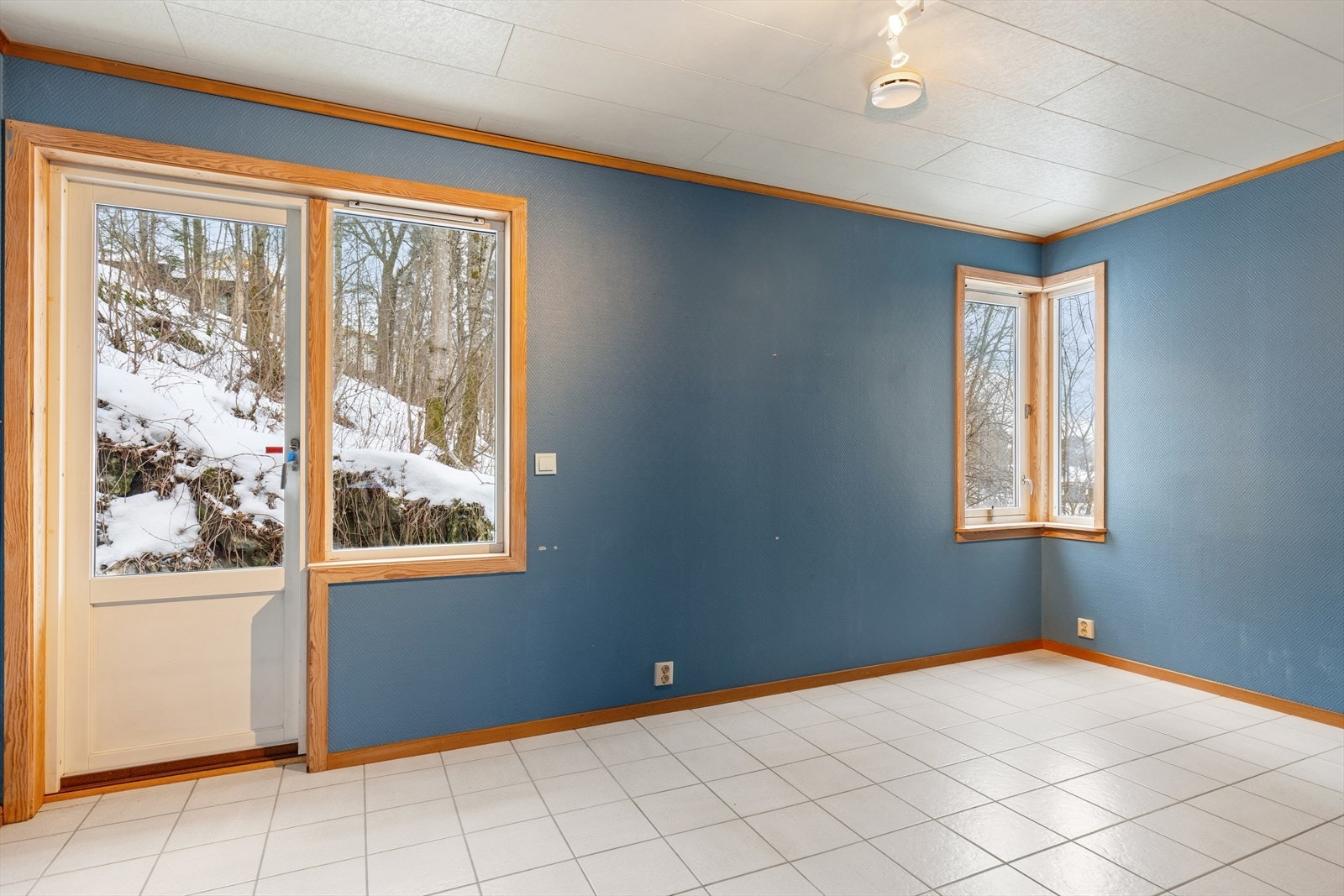 Begge soverommene i underetasjen har utgang til uteområdet, noe som gir en ekstra følelse av romslighet og fleksibilitet i bruken. Galleribilde