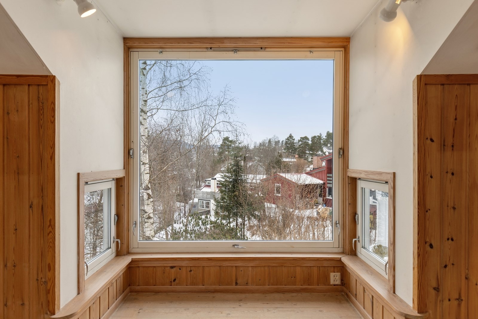 Det store vinduet slipper inn rikelig med naturlig lys og rammer samtidig inn den nydelige utsikten, noe som gir rommet en luftig og innbydende atmosfære. Galleribilde