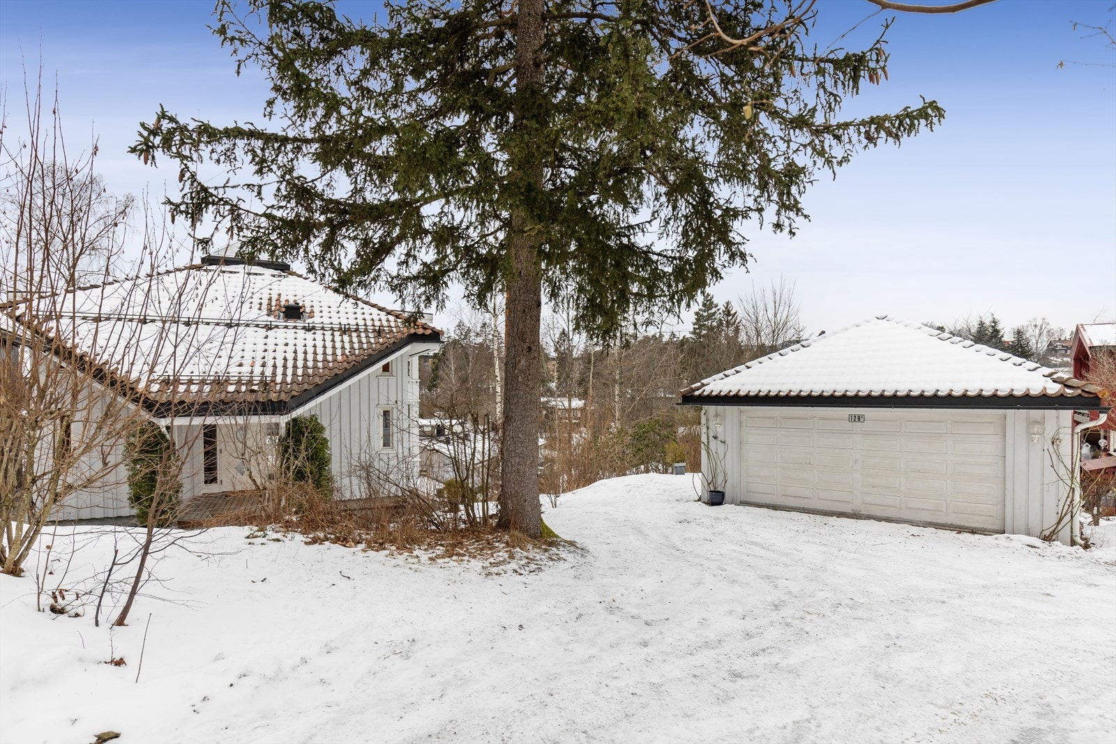 En innholdsrik og spennende familiebolig over flere halvplan med 3 soverom, 3 bad og 3 stuer samt dobbeltgarasje og anneks. Galleribilde