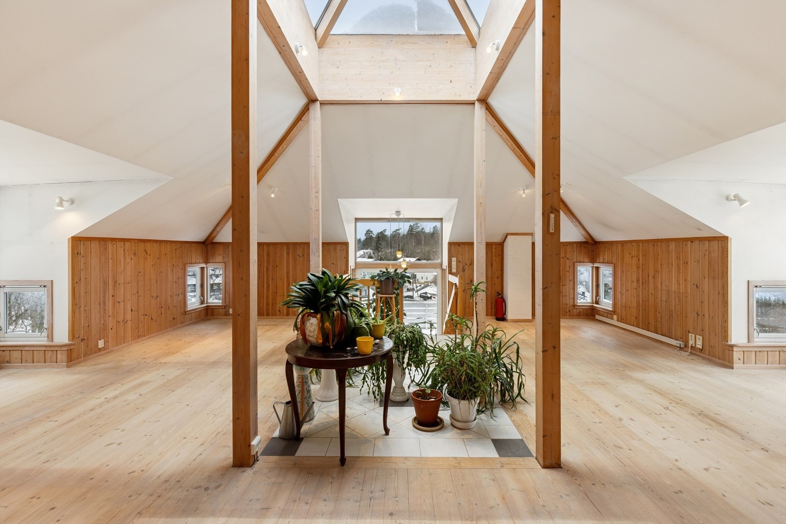 I 2. etasje finner du en romslig og luftig loftsstue med imponerende takhøyde og store takvinduer som slipper inn rikelig med naturlig lys. Galleribilde