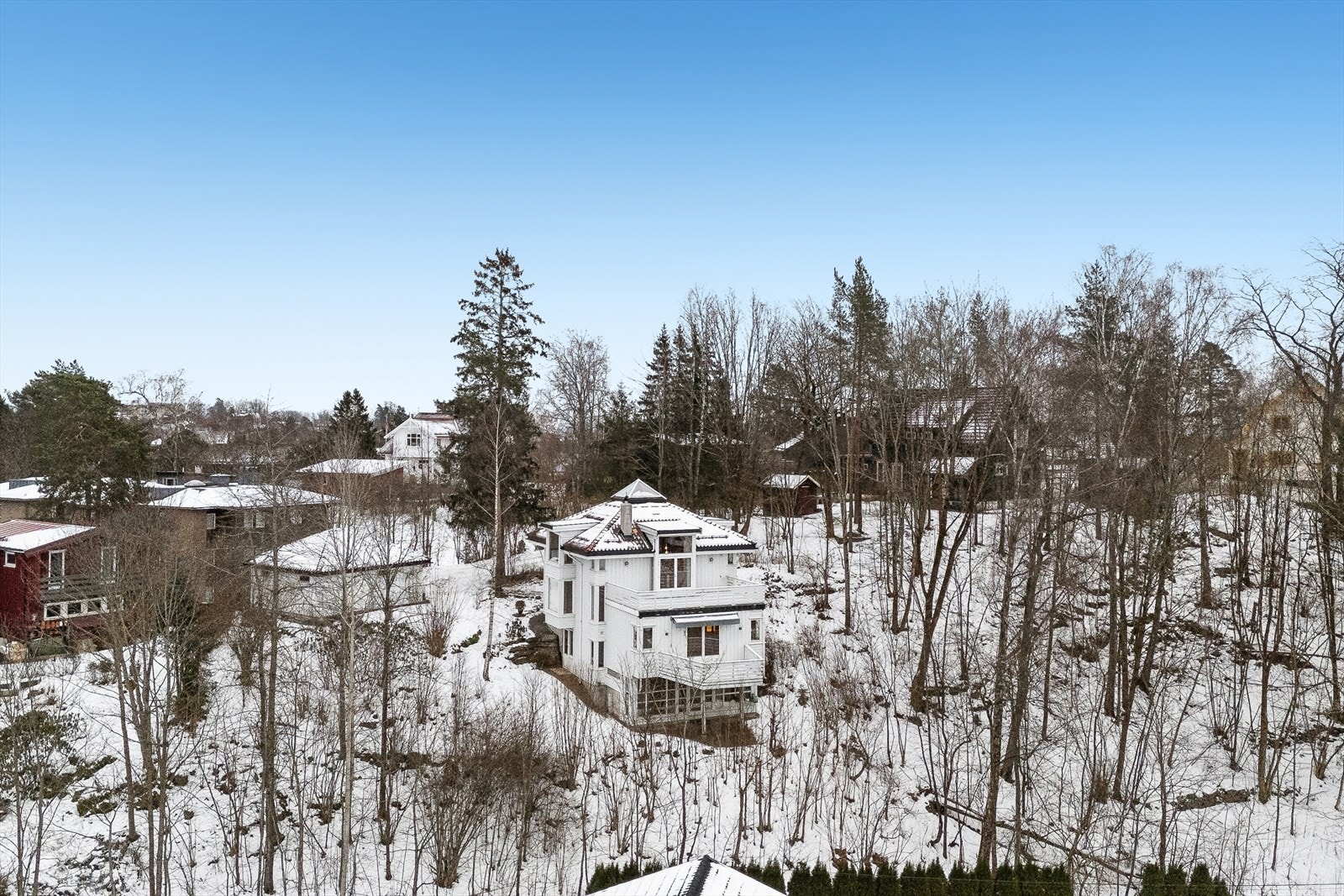 Her får du både ro og rekreasjon, samtidig som skoler, butikker, transport og servicetilbud ligger lett tilgjengelig. Galleribilde