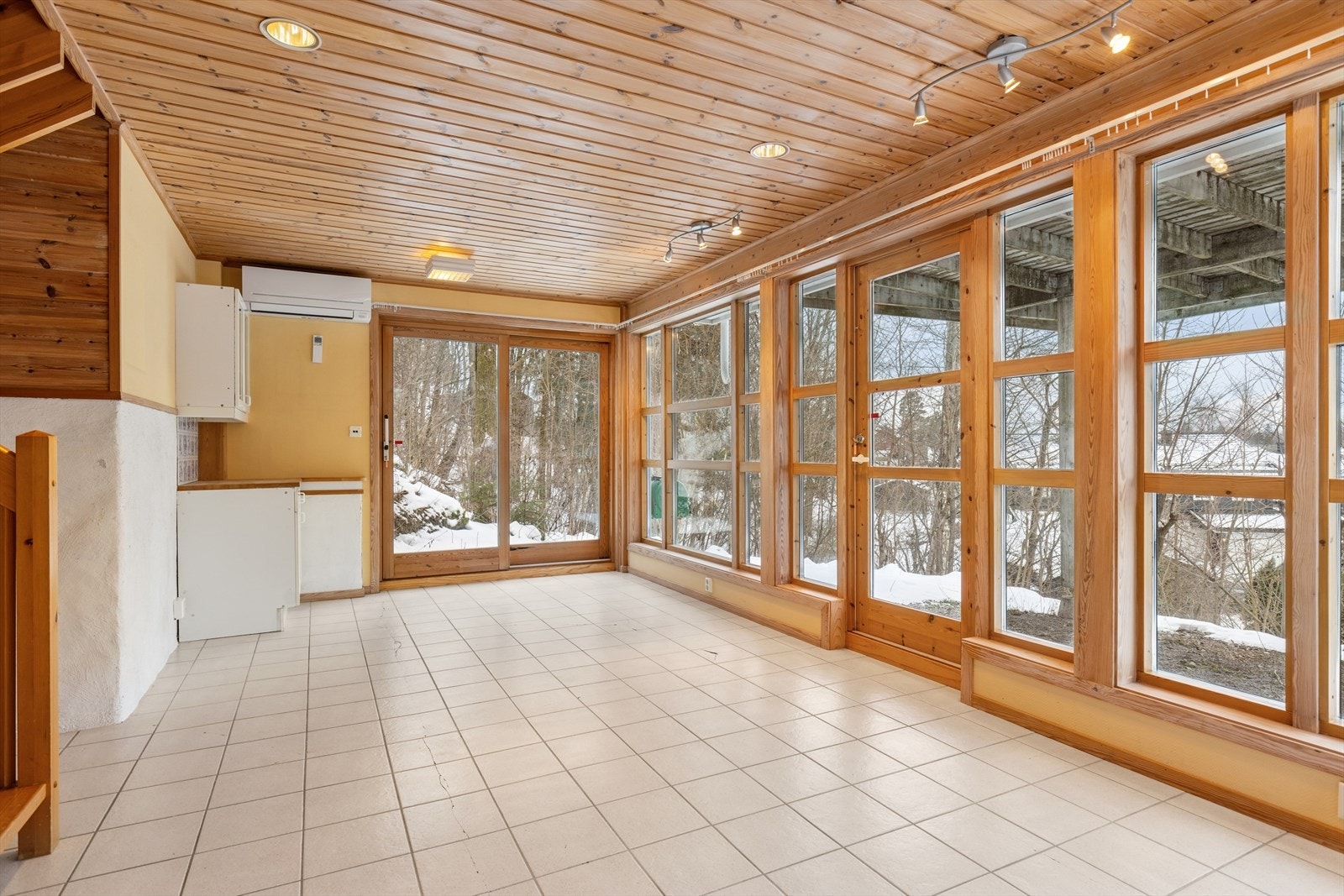 Stuen har to utgangsdører direkte til uteområdet, noe som gir en sømløs overgang mellom inne- og uterom og skaper gode muligheter for sosiale aktiviteter på varme dager. Galleribilde