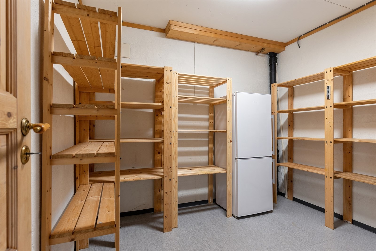 Isolert del på ca 5 kvm i garasje. Tilgang til loft i garasje med lagringsmulighet. Eldre uisolert bod med kjeller på ca 10 kvm. Innvendig nedre bod i hovedbygning på ca 10 kvm. Innvendig øvre bod i hovedbygning på ca 8 kvm. Galleribilde