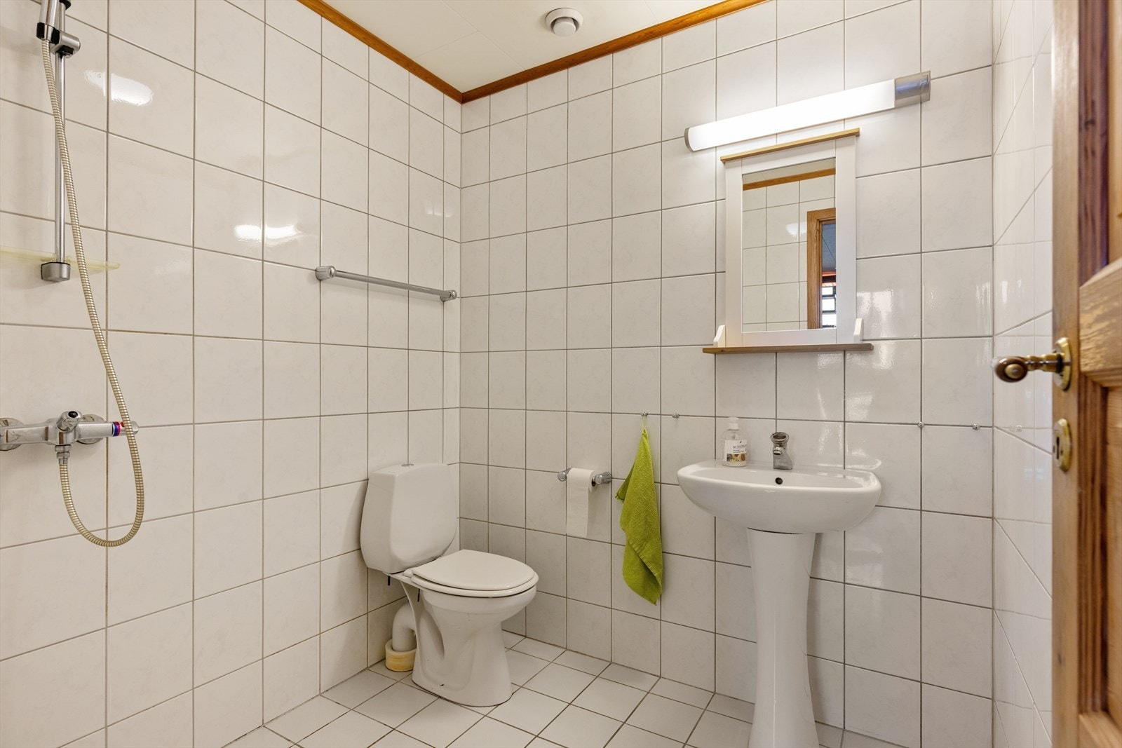 Gjestebadet, som antas å være fra byggeåret 1990, fremstår som et funksjonelt og praktisk innredet rom - ideelt for både daglig bruk og besøkende. Galleribilde