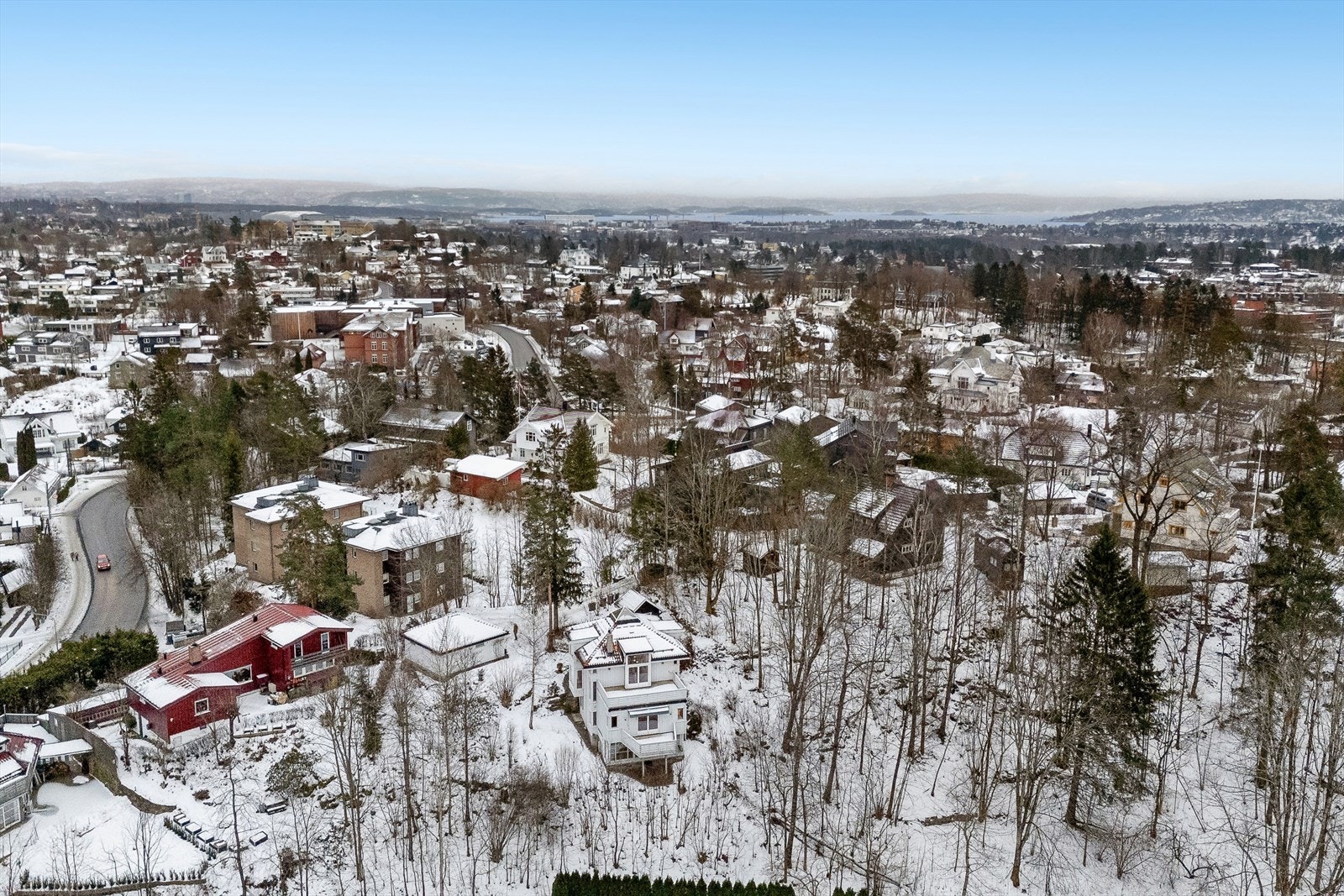 Nærområdet byr på flotte turmuligheter i skog og grønne omgivelser, kort vei til sjø og strandliv, samt enkel tilgang til bymessige fasiliteter som butikker, kollektivtransport og servicetilbud. Galleribilde