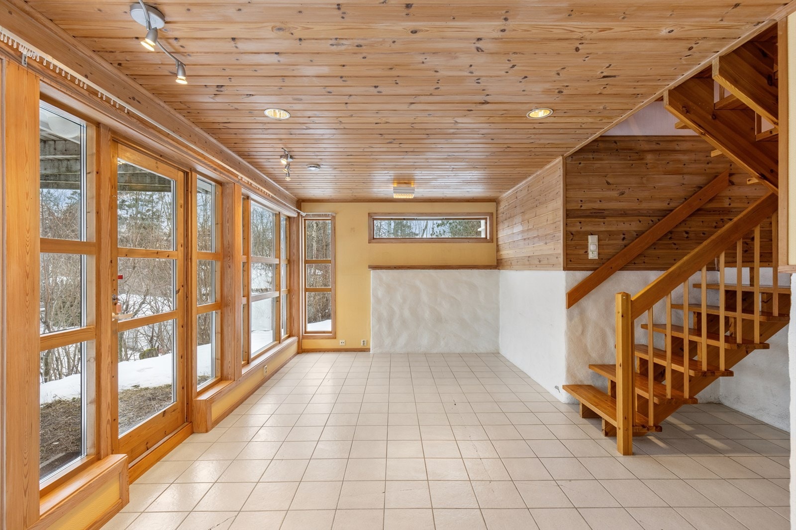 I underetasjen ligger en romslig stue med svært gode muligheter for møblering i flere soner - perfekt for både TV-krok, lekeområde eller en egen arbeids- eller hobbyplass. Galleribilde