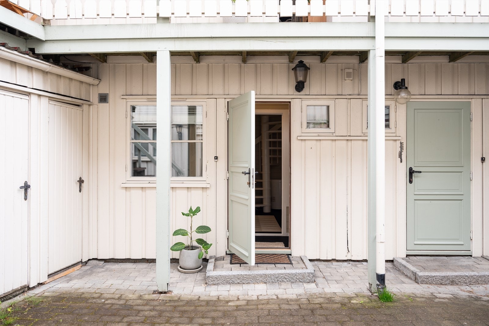 I bakgården har man en utvendig bod med ekstra oppbevaringsplass. Galleribilde