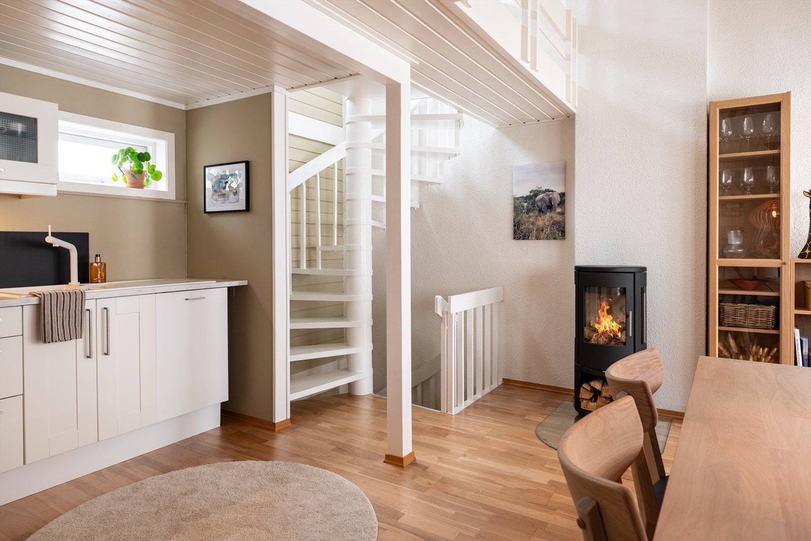 Det er etablert peis for behagelig og kostnadsbesparende oppvarming. Galleribilde