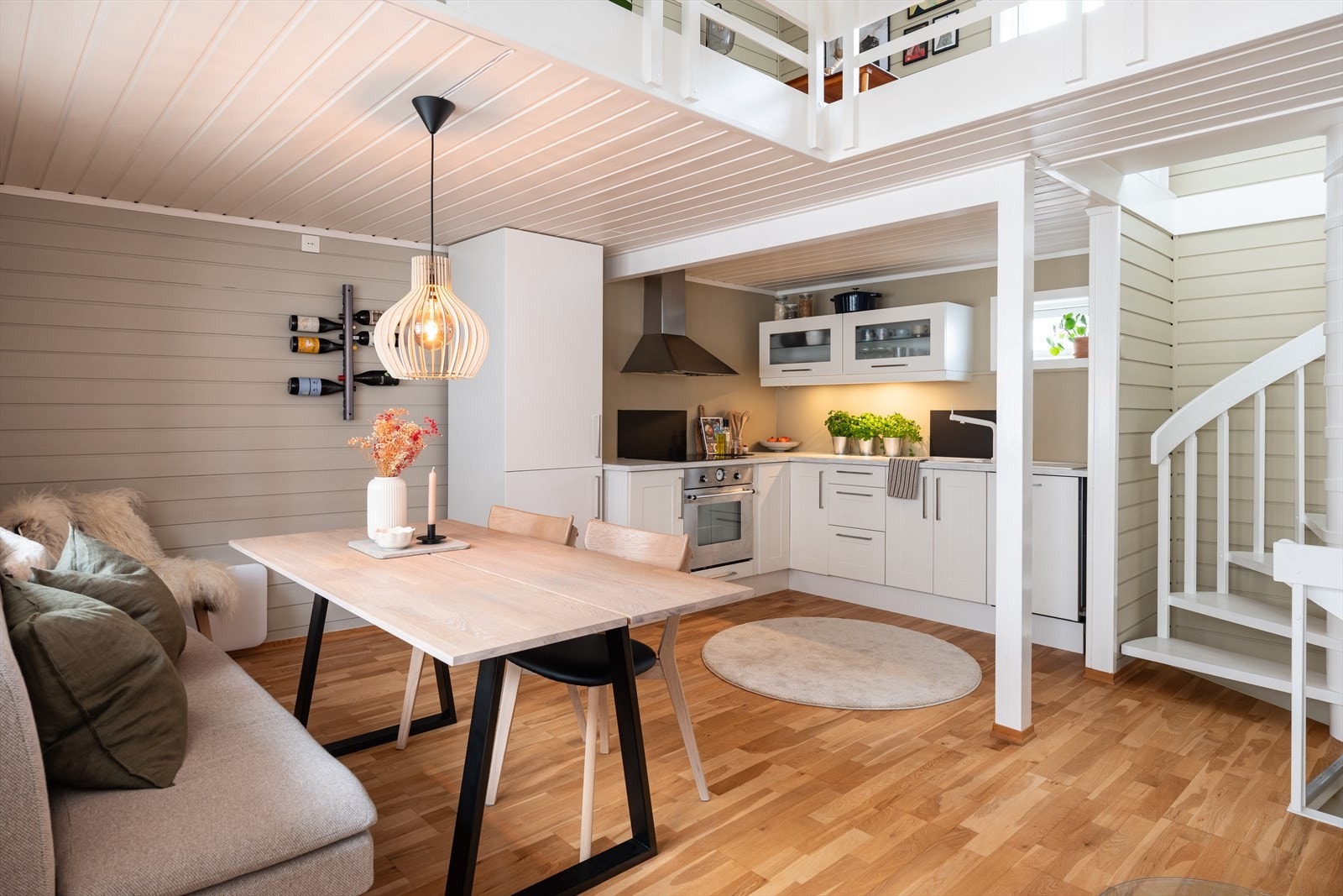 Her får du en karakteristisk leilighet med svært god takhøyde på hovedplan. Den åpne stue- og kjøkkenløsningen strekker seg over 20m². Galleribilde