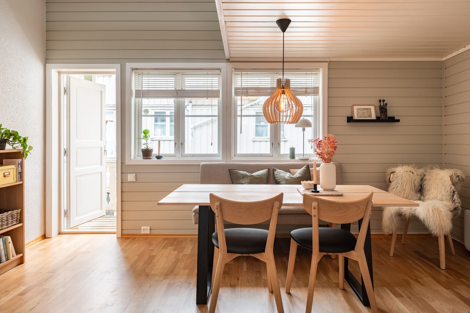 Leiligheten har en svært etterspurt beliggenhet i hjertet av Midtbyen. Her har man gangavstand til alt man trenger i hverdagen, hvor Trondheim torg ligger kun 4 minutters gange fra leiligheten. Galleribilde