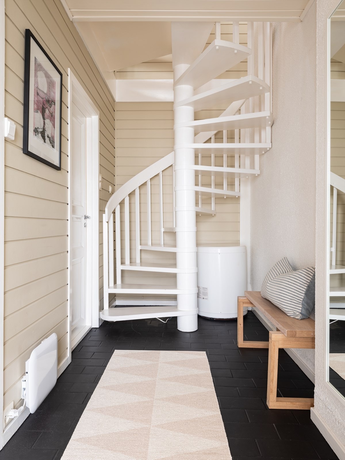 Den sjarmerende vindeltrappen fører deg gjennom hele boligen. Galleribilde