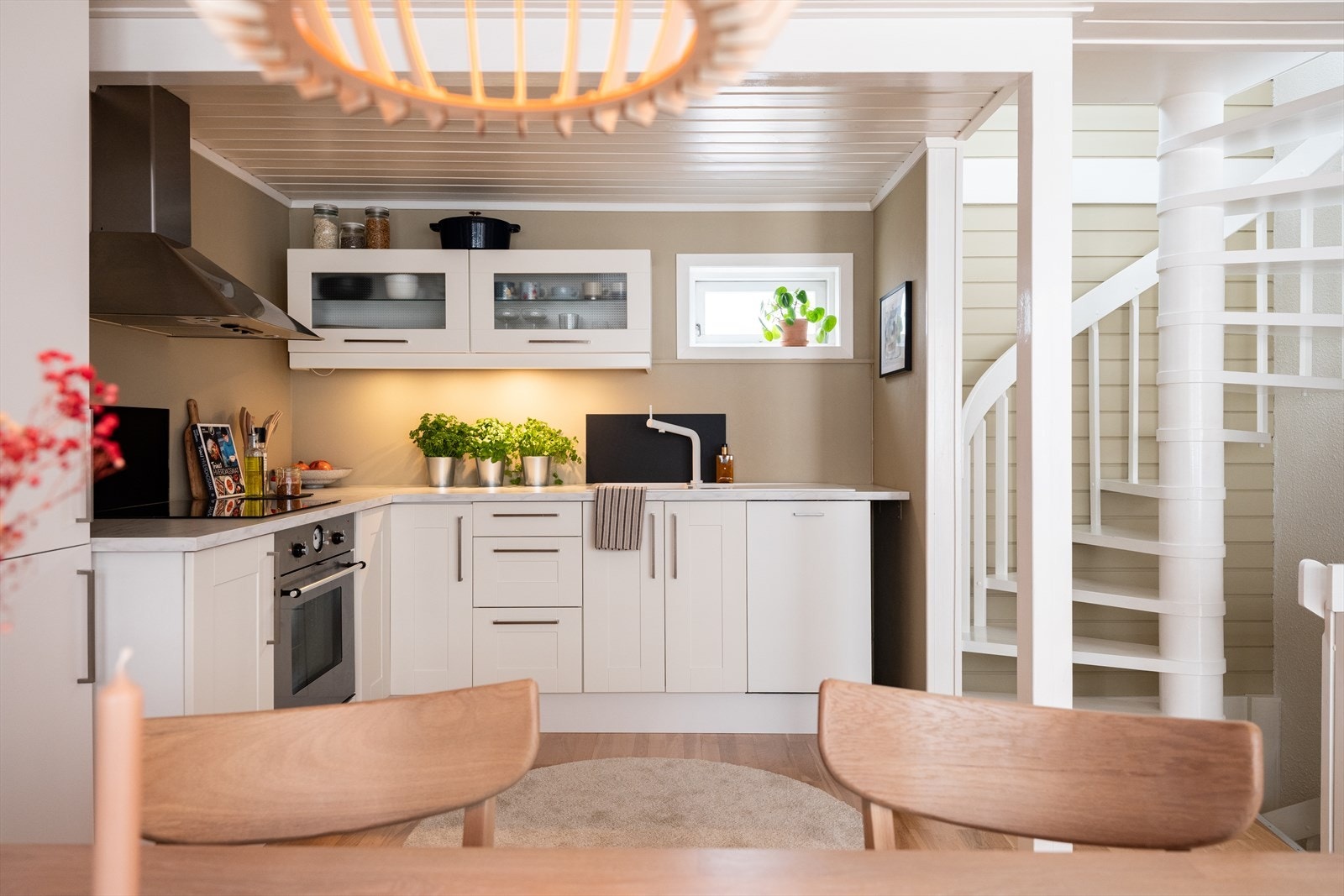 Velkommen til Holstveita 7 - en særegen 2-roms bygårdsleilighet over 3 plan. Galleribilde