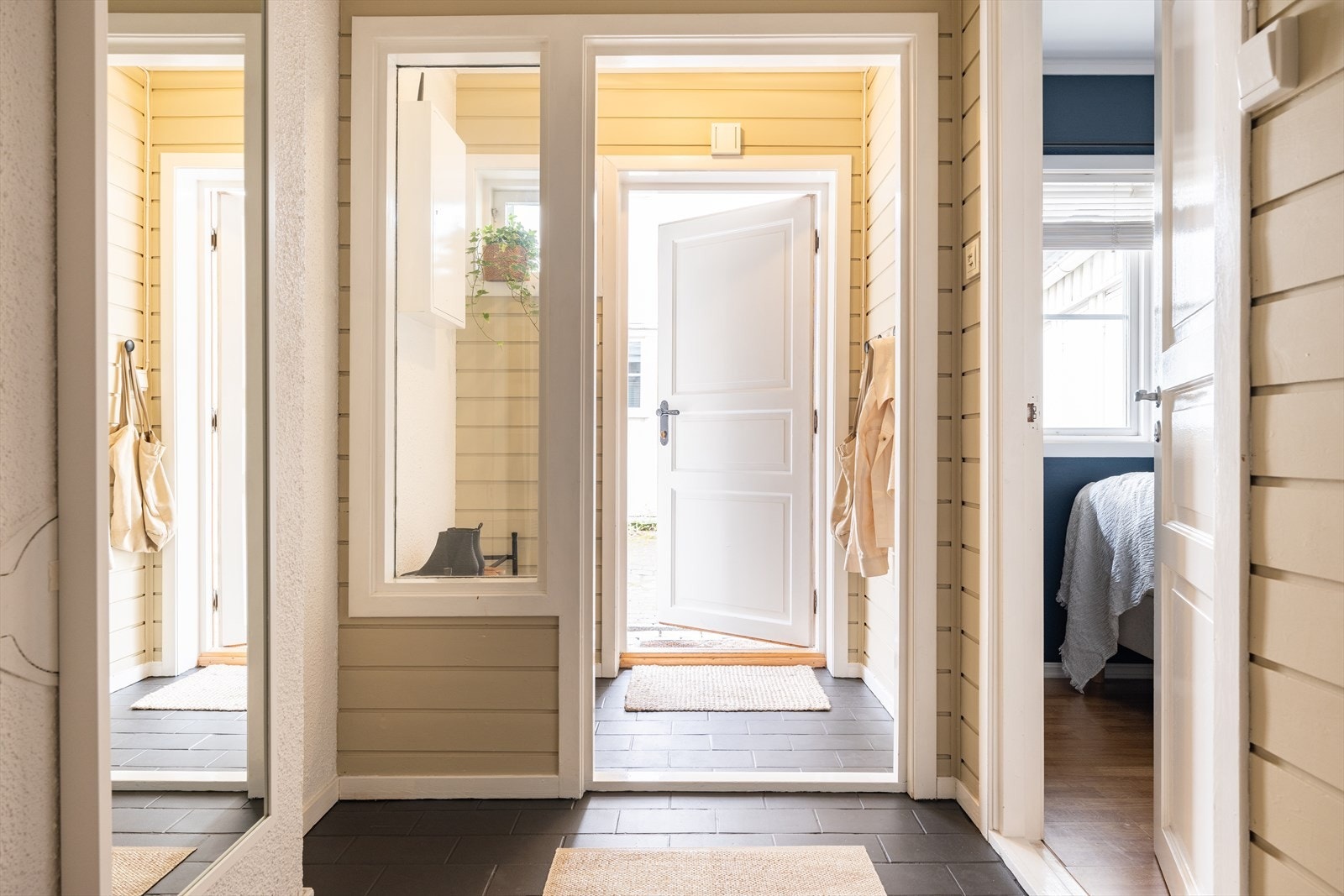 Når du kommer inn i boligen trer du inn i et praktisk vindfang med god plass til oppbevaring av yttertøy. Galleribilde