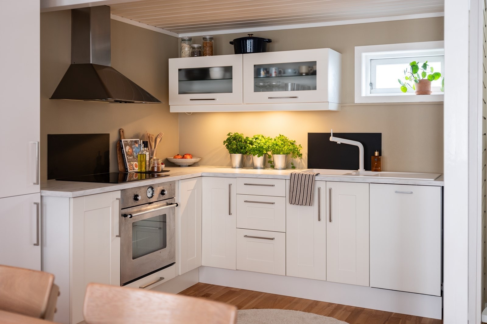 Dagens eier har oppgradert kjøkkenet med oppvaskmaskin og integrert kjøleskapfrys satt inn i 2022. Iflg. forrige eier ble det satt inn ny benkeplate, vaskekum og blandebatteri i 2017. Galleribilde