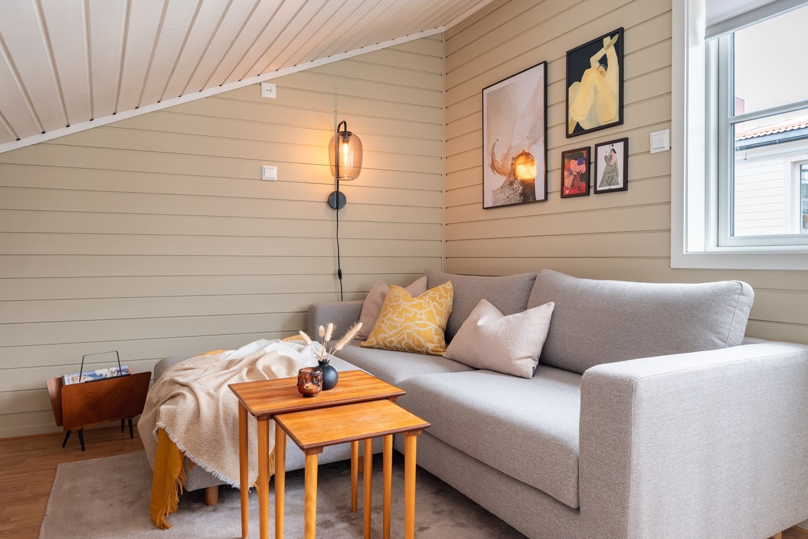 Fra vindeltrappen tar du deg opp til boligens hems, som dagens eier benytter som loftstue. Galleribilde