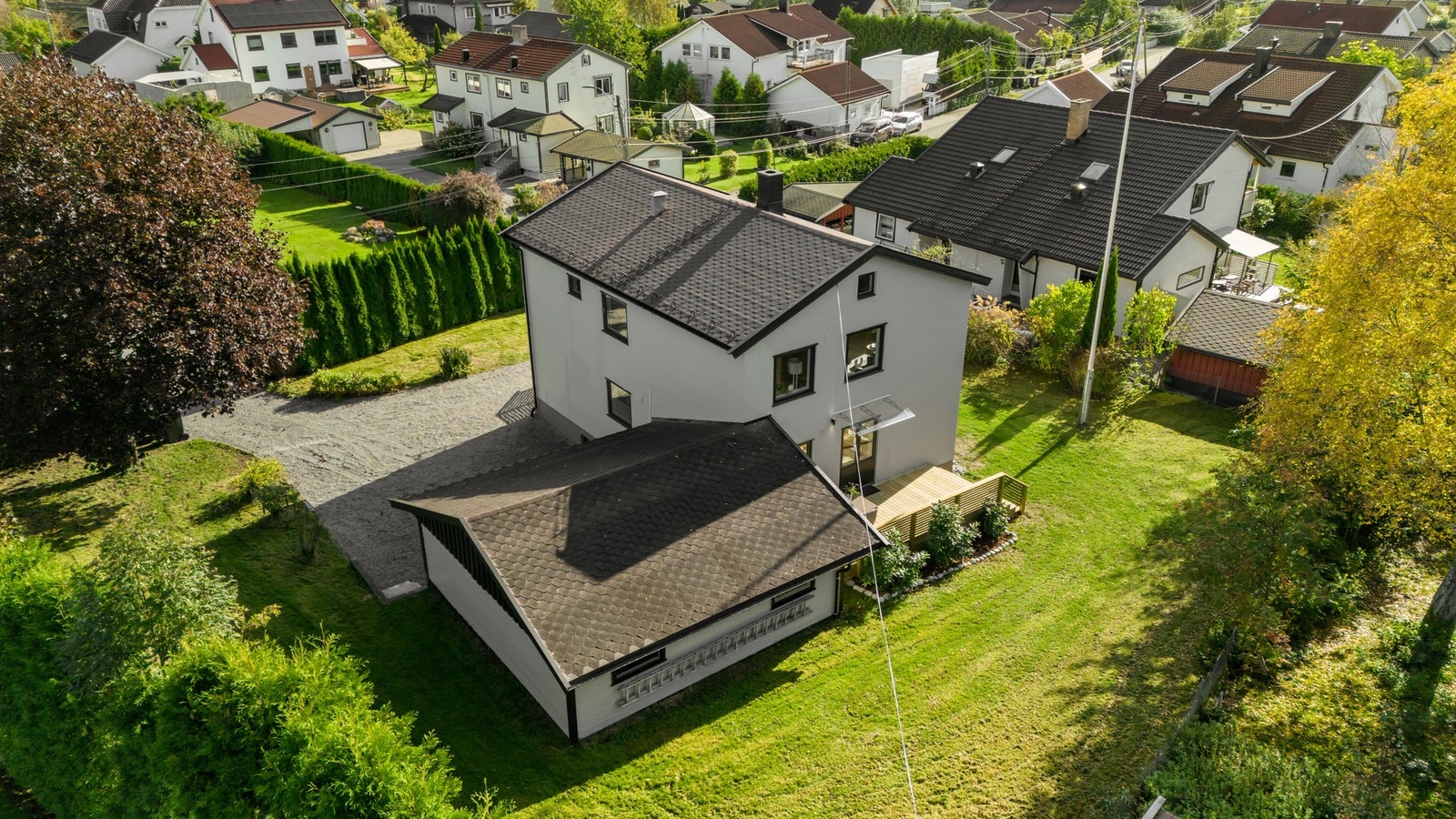 Eiendommen er beliggende i et rolig og barnevennlig boligområde, med nærhet til alt du trenger i en hektisk hverdag. Galleribilde