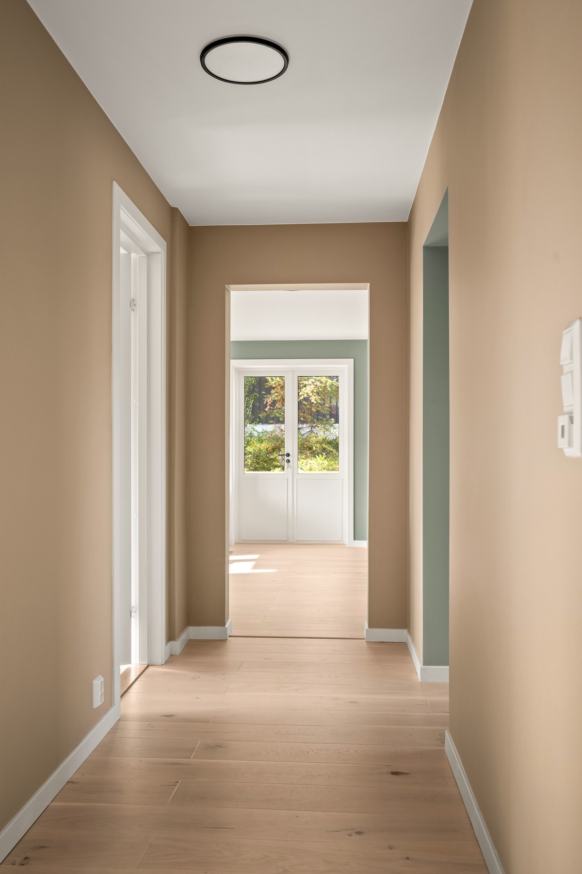 Gang som fører inn til stue og kjøkken området. Galleribilde