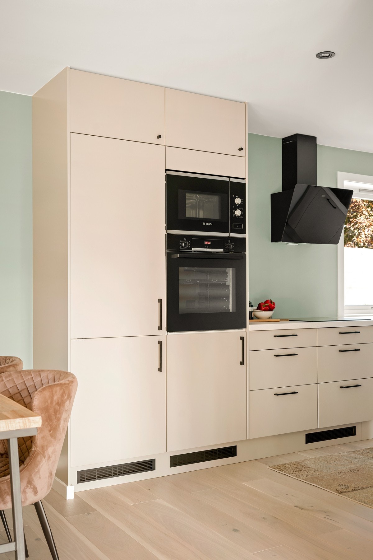 Kjøkkenet inneholder kjøl/fryseskap, platetopp, micro, stekeovn, vannstoppsystem og komfyrvakt. Galleribilde