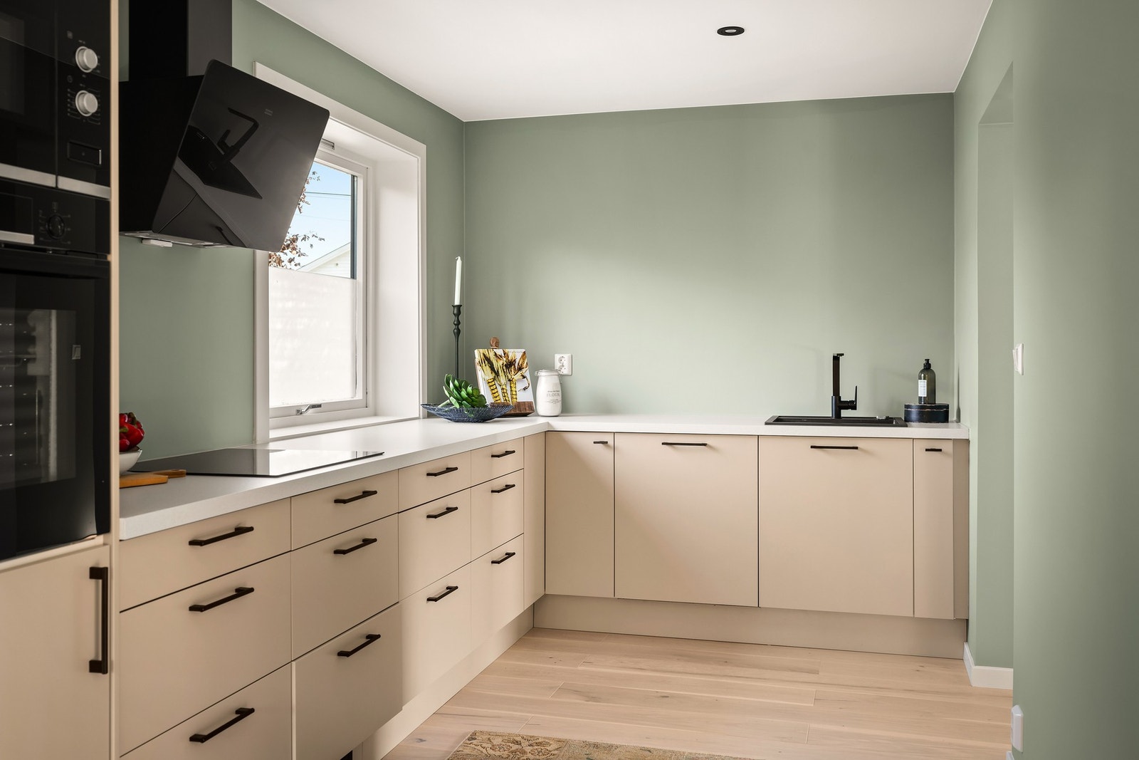 Kjøkkenet er designet med god skap- og benkeplass, og er romslig slik at alle i familien kan delta på middagsforberedelsene. Galleribilde