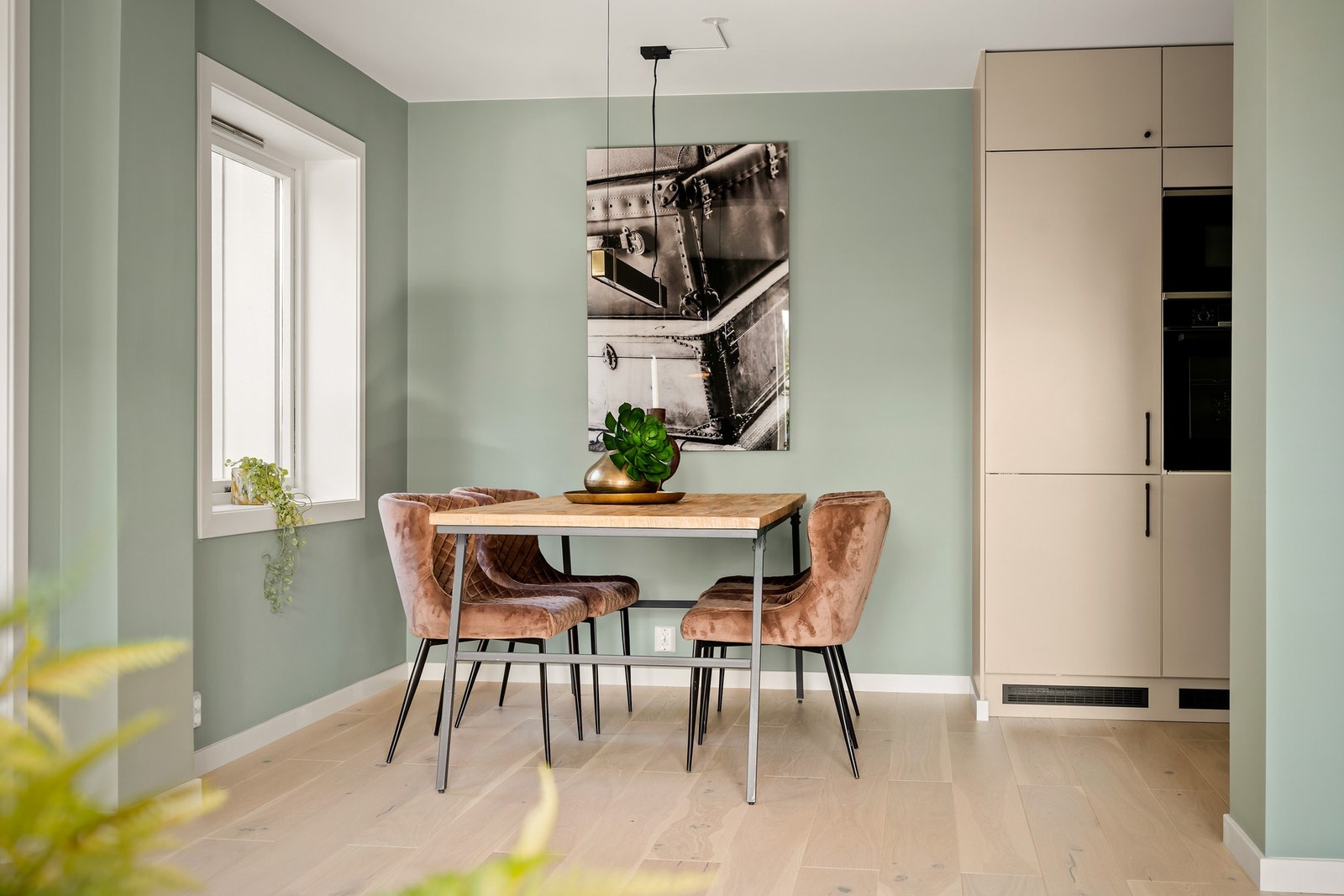 Spisestuen fremstår som en hyggelig og sosial sone for måltider og samvær. Galleribilde