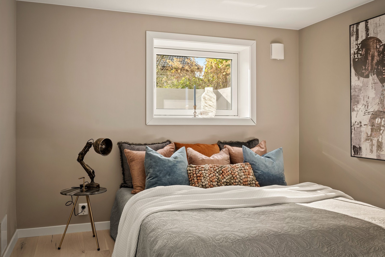 Dette soverommet er pent og funksjonelt, med god plass til seng og oppbevaring. Rommet kan brukes som ekstra soverom, ungdomsrom, hjemmekontor eller hobbyrom - her er det mange muligheter. Galleribilde