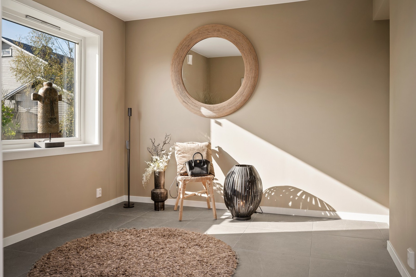 Her er det god plass til å henge fra seg yttertøy og til eventuell oppbevaring. Galleribilde